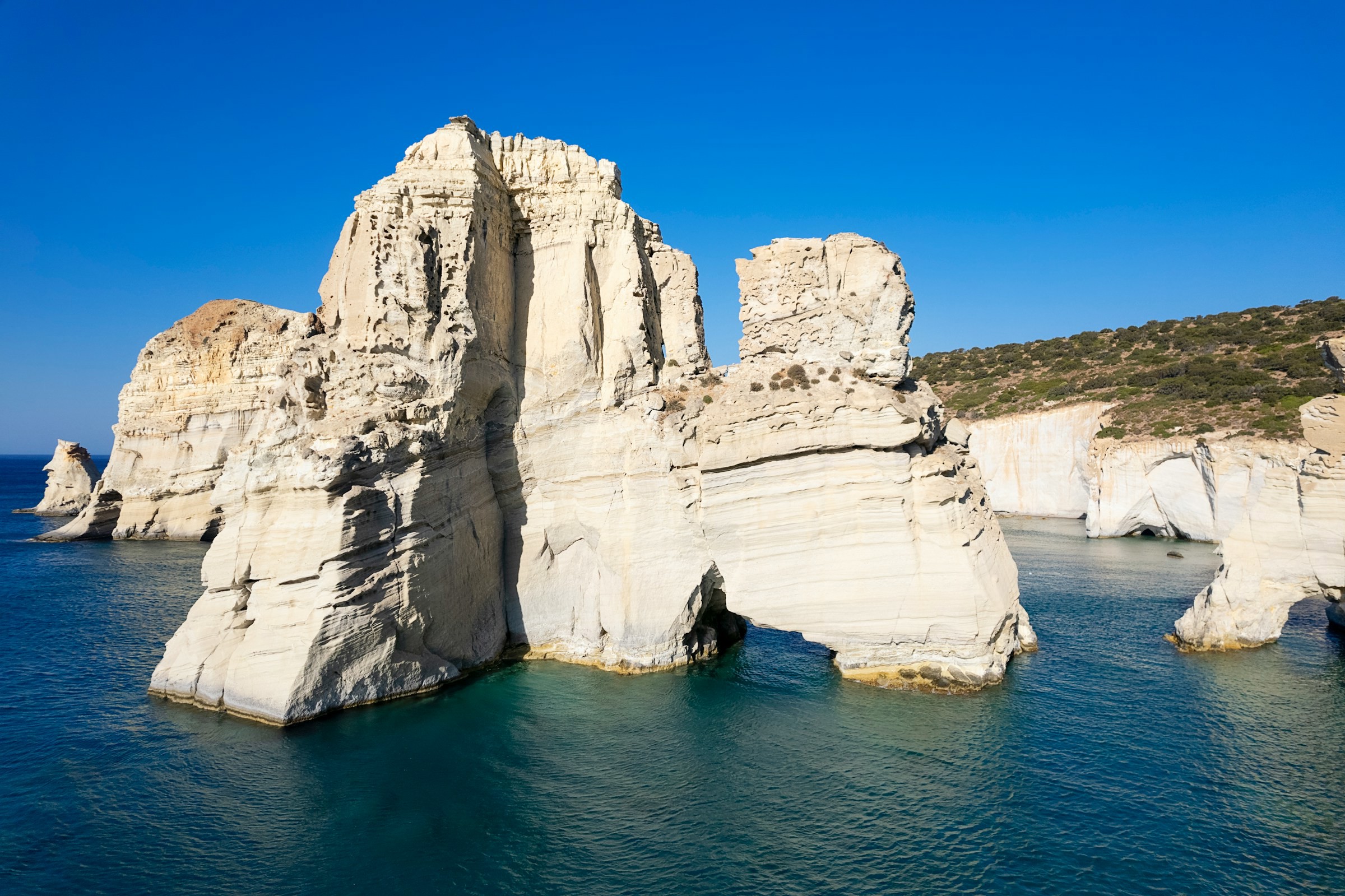 vita klippor ur havet vid kusten av ön Milos i Grekland