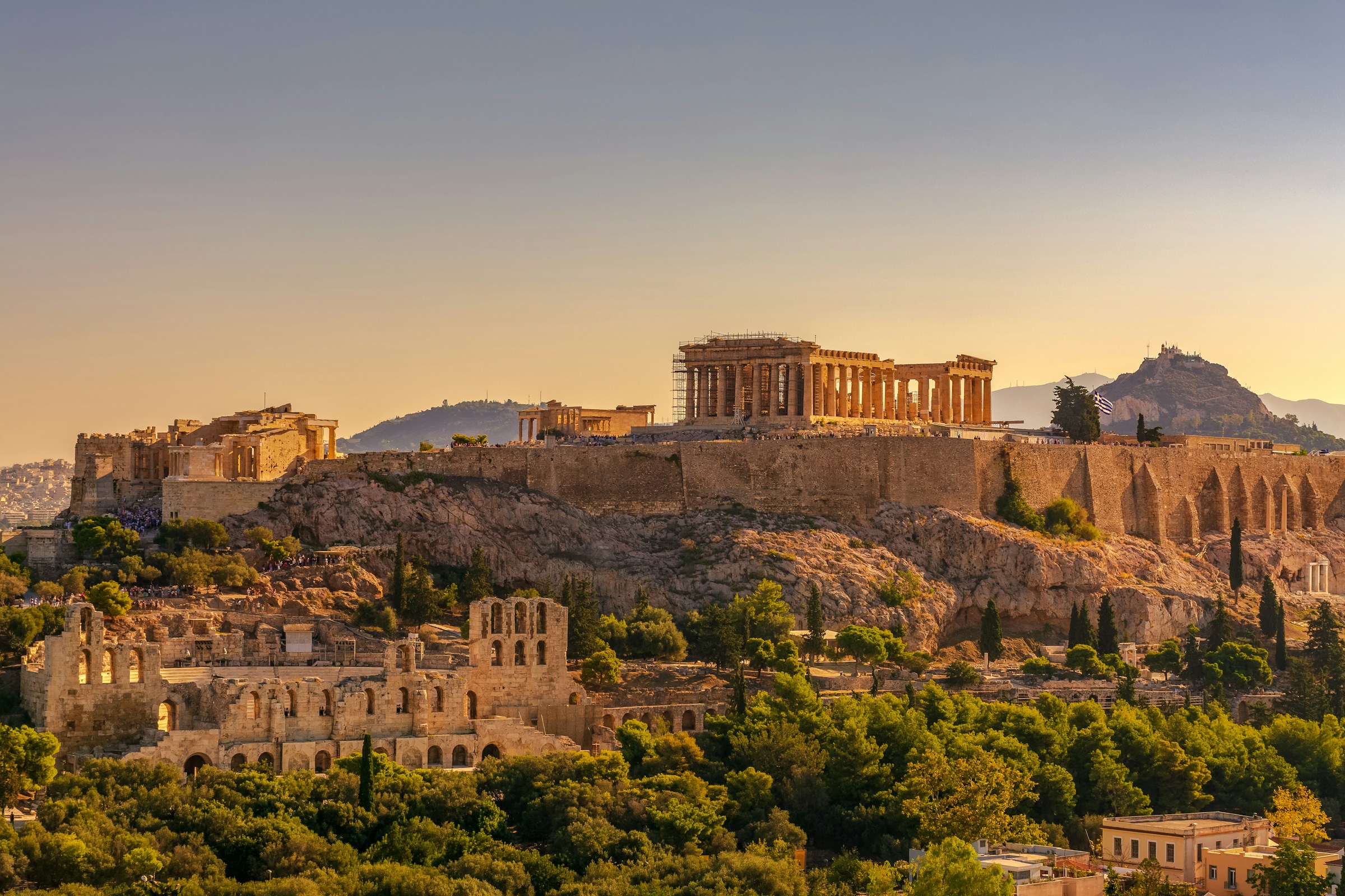 Solnedgång över Akropolis i Aten med Parthenon-templet och antikens ruiner, Grekland.