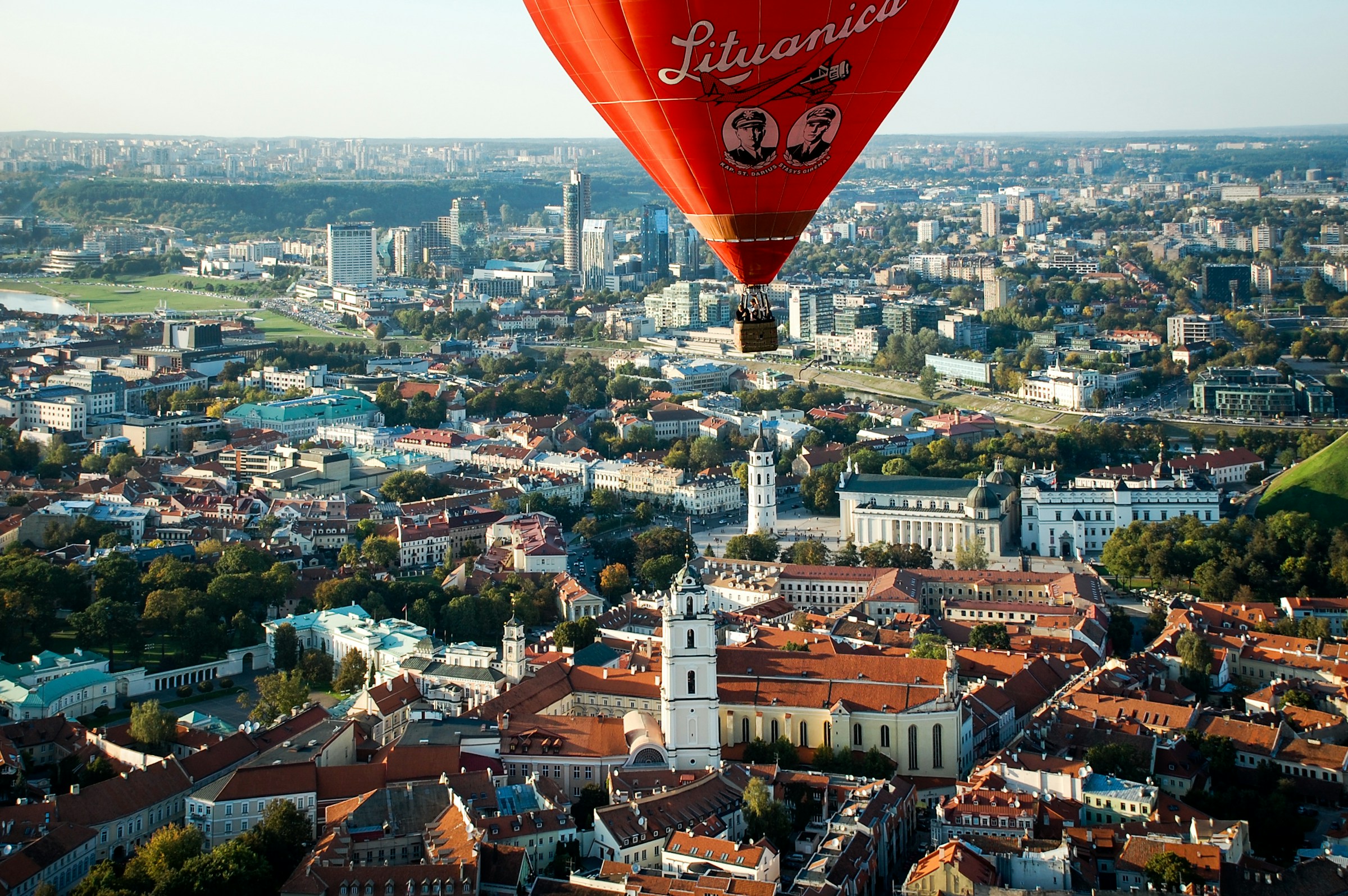 Luftballong över Vilnius gamla stad med panoramavy över stadens arkitektur och floden Neris.