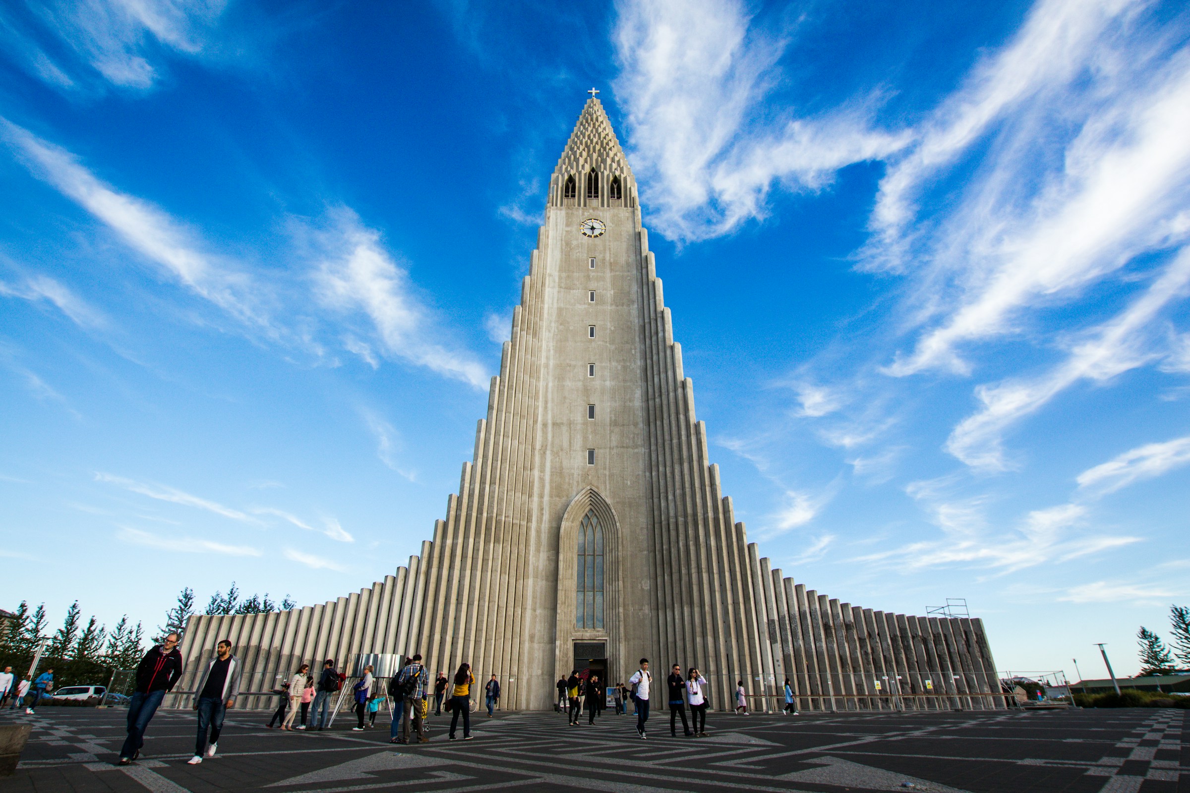 bild över känd byggnad i Reykjavik med blå himmel i bakgrunden