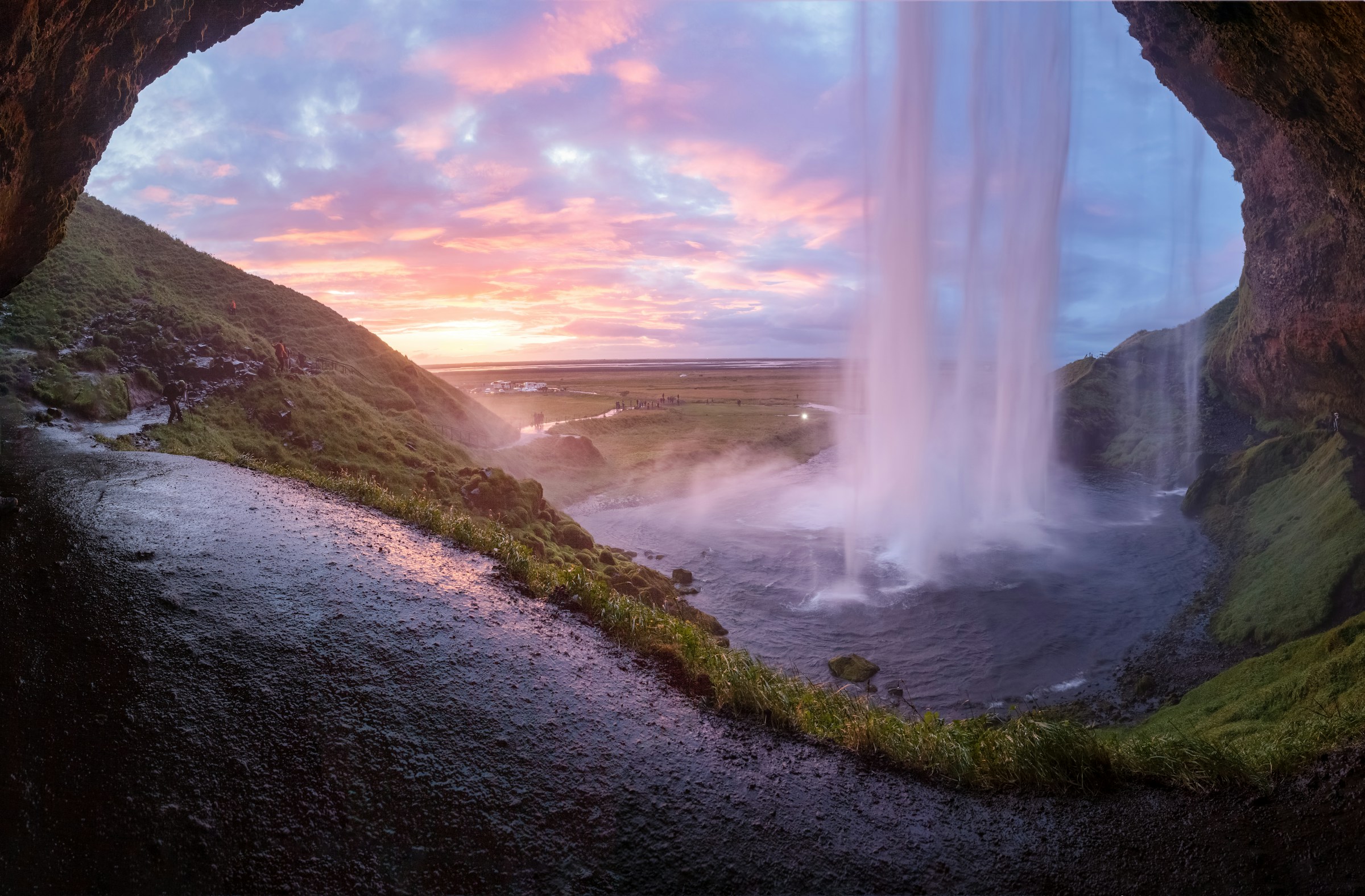 vattenfall med solnedgång vid berg i Island