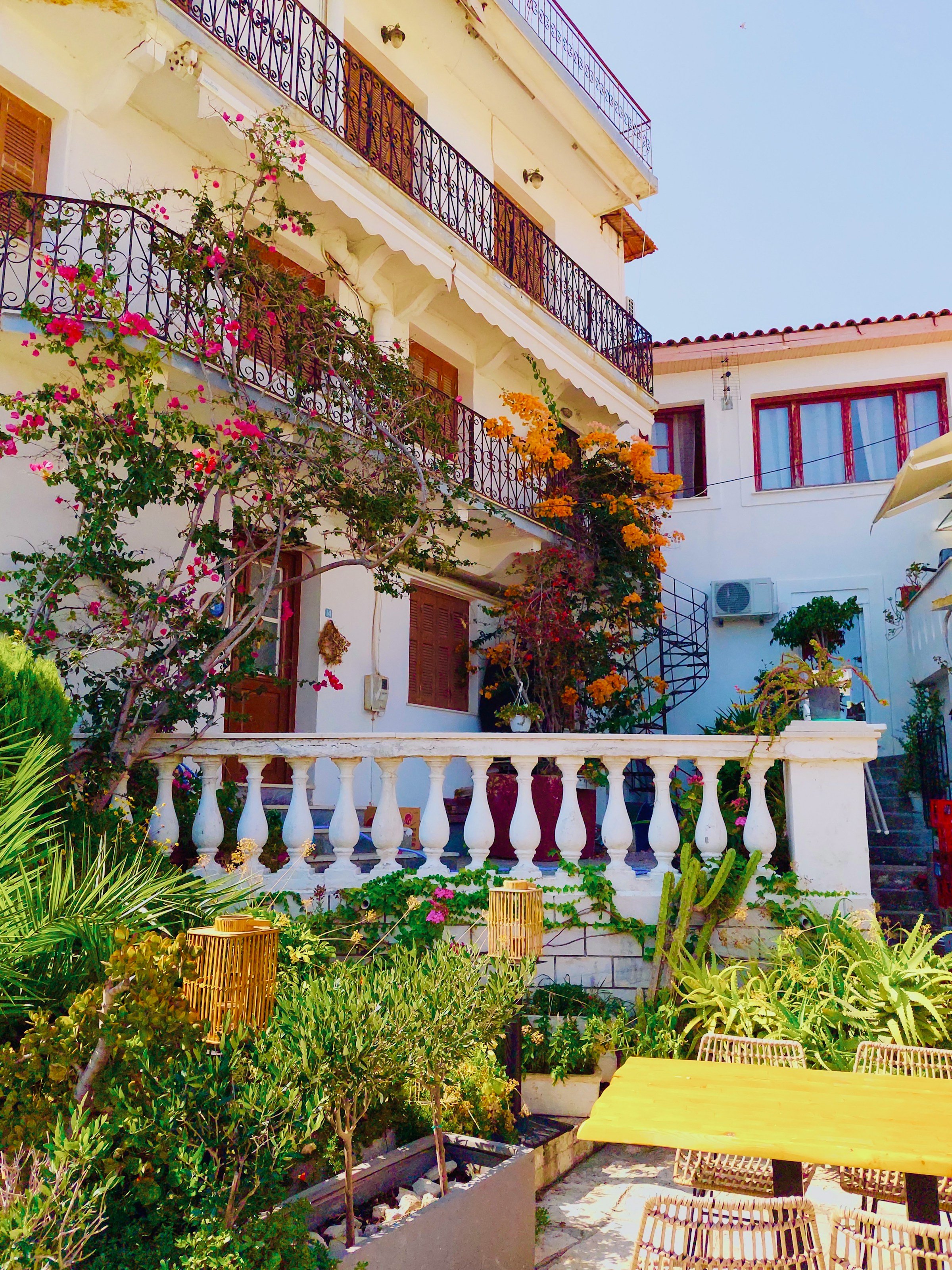 Charmigt medelhavshus med blommande bougainvillea och terrass, pittoresk arkitektur för semesterboende på Parga i Grekland