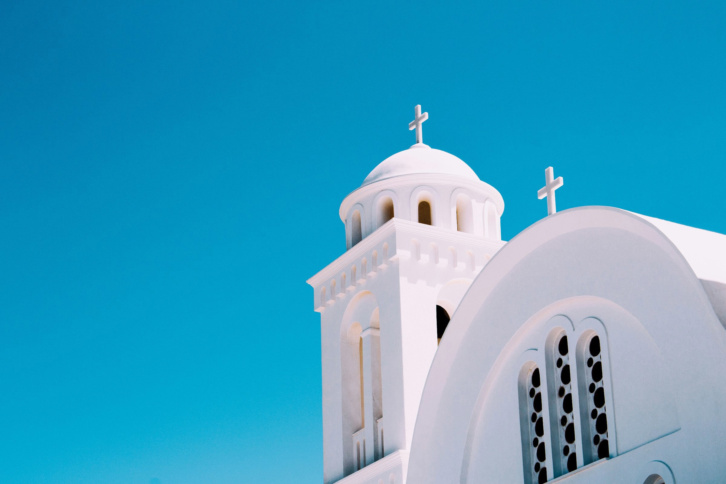 Vit grekisk kyra och torn möter klarblå himmel på Paros i Grekland