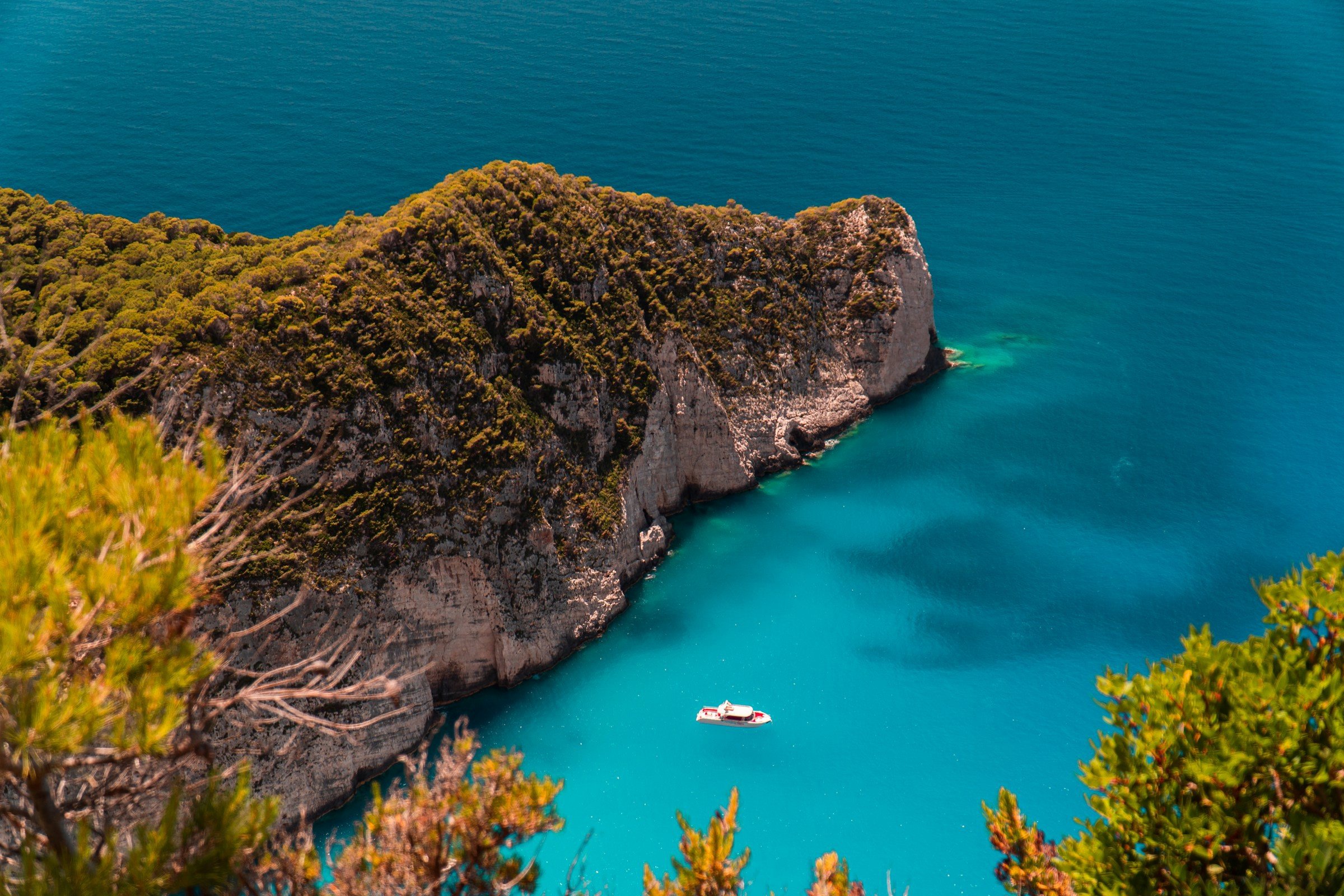 Resa till grekiska öar - Hav i en bukt bland klipor under sommarsäsong