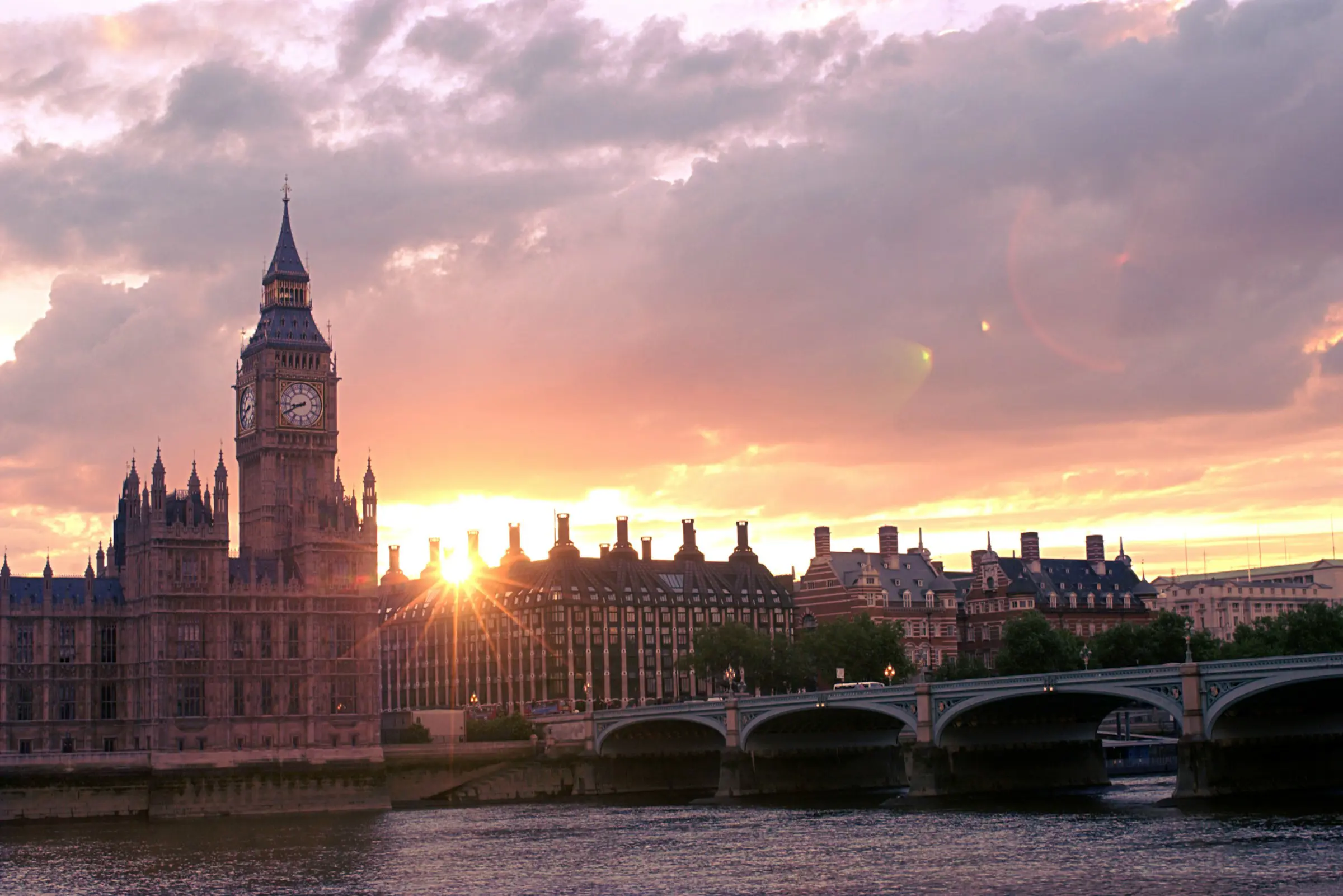 Solnedgång vid Big Ben i London och westminster abbey