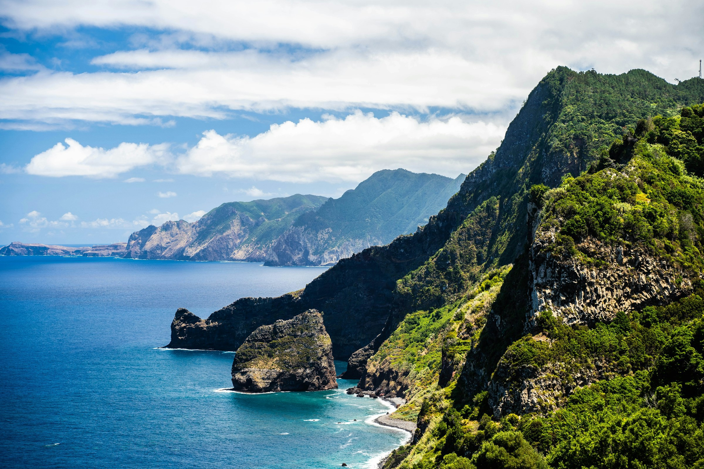 kust med höga klippor som möter havet med himmel och moln i bakgrunden på Madeira