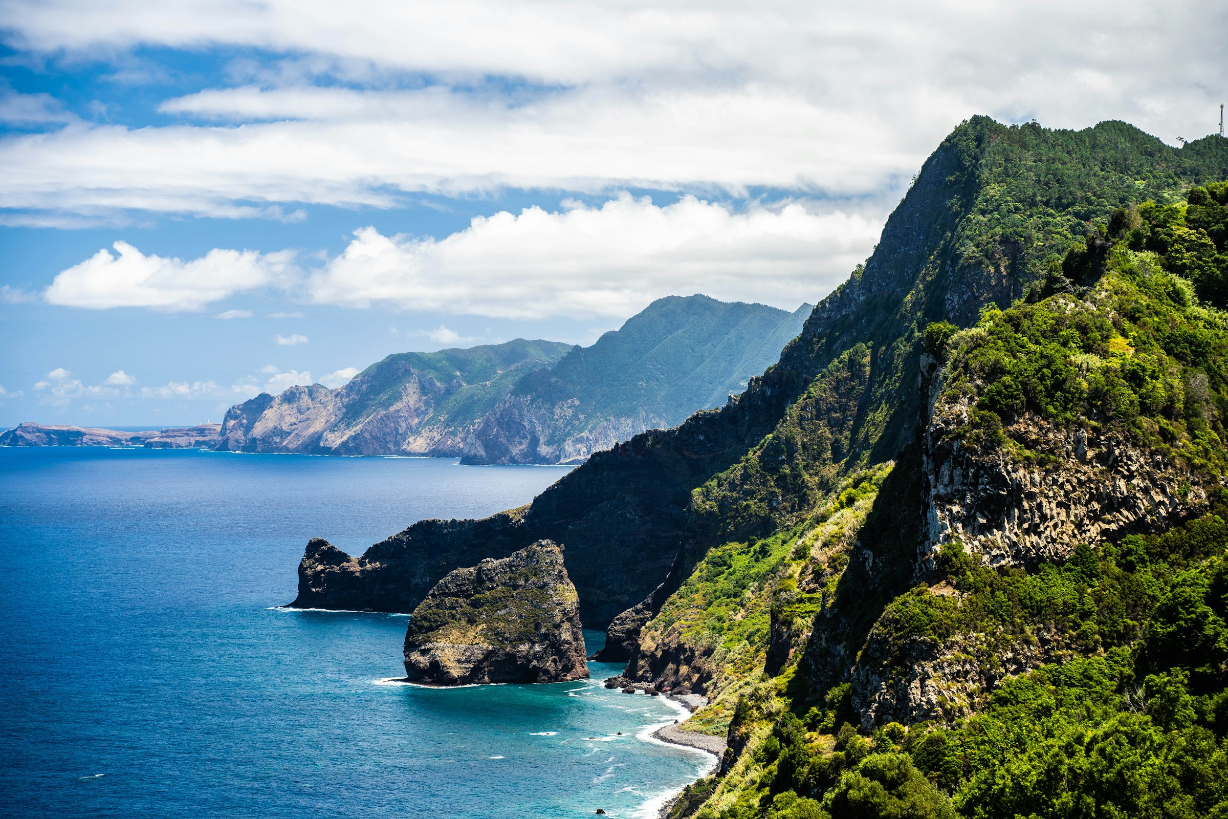 Resa till Madeira - Vackra stora gröna berg och klippor möter ett blått hav i utkanten av Madeiras kust