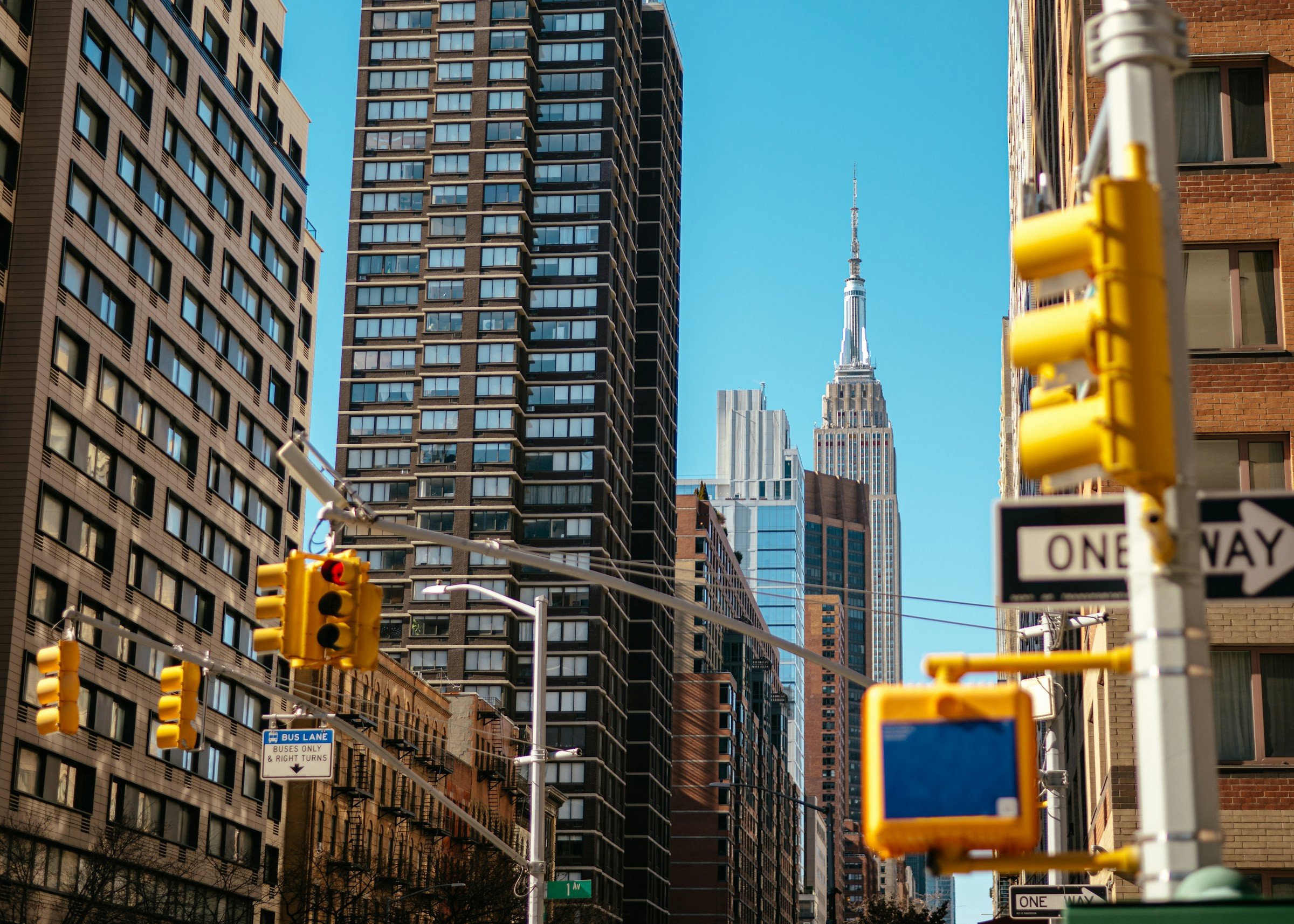 En resa till New York - Vy från korsning med trafikljus upp mot kända Empire State Building