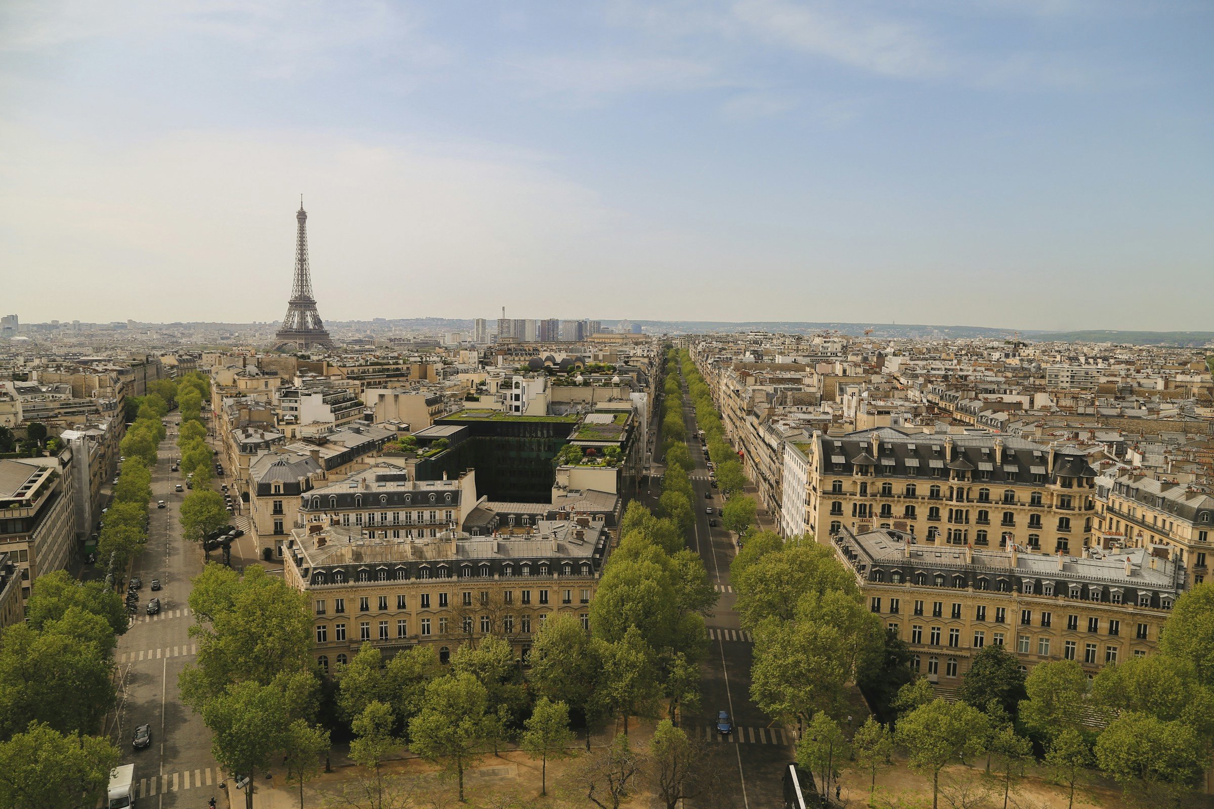 En resa till paris - Vy över centrala Paris med byggnader och eiffeltornet i bakgrunden