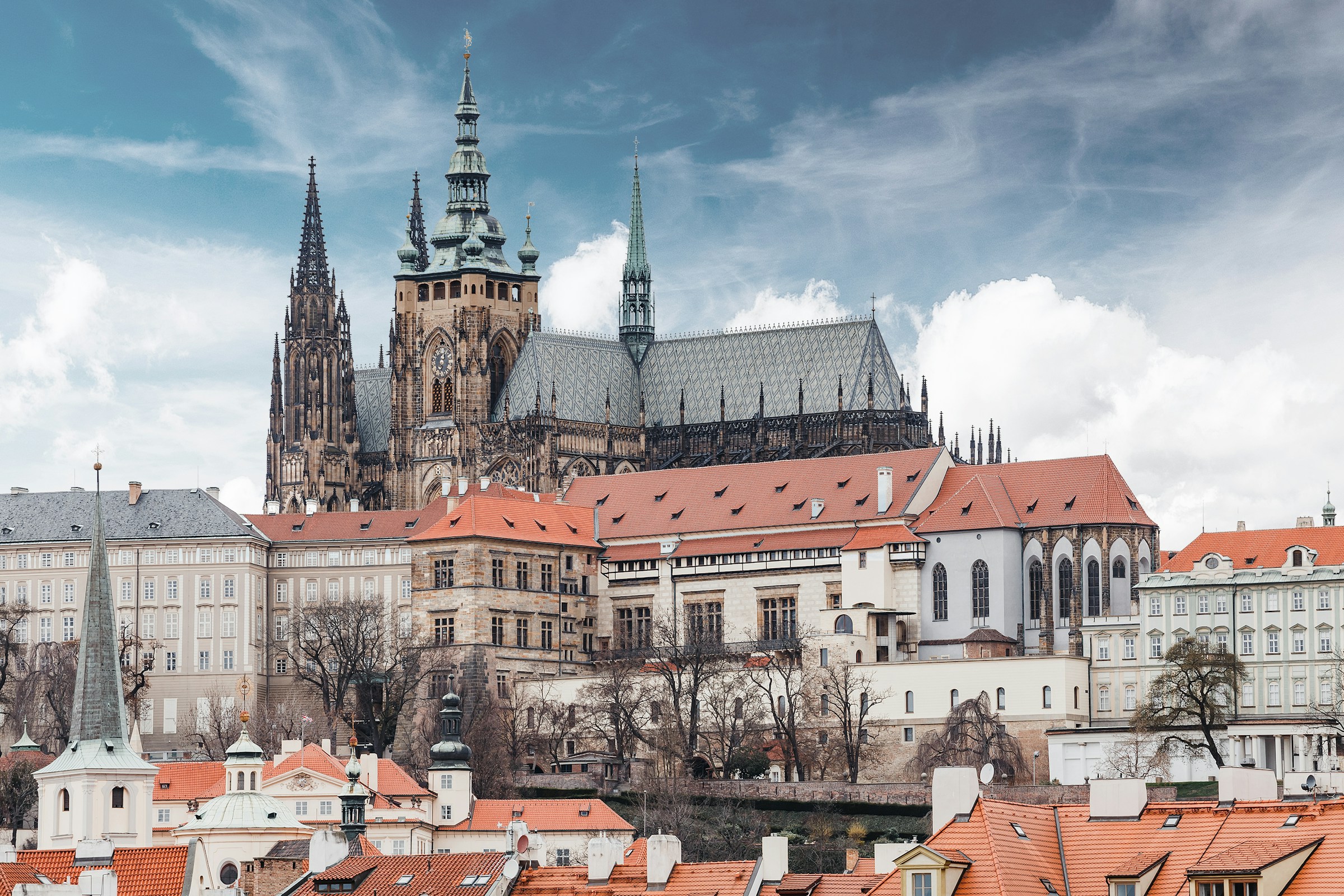 Panorama vy över gamla stan och slottet i Prag ut mot en blå himmel med vita moln