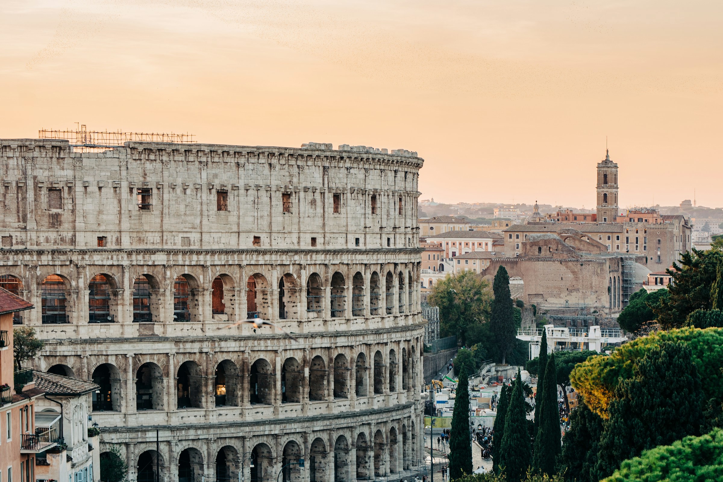 Skyming över Rom och Colosseum med stadsdel i bakgrunden