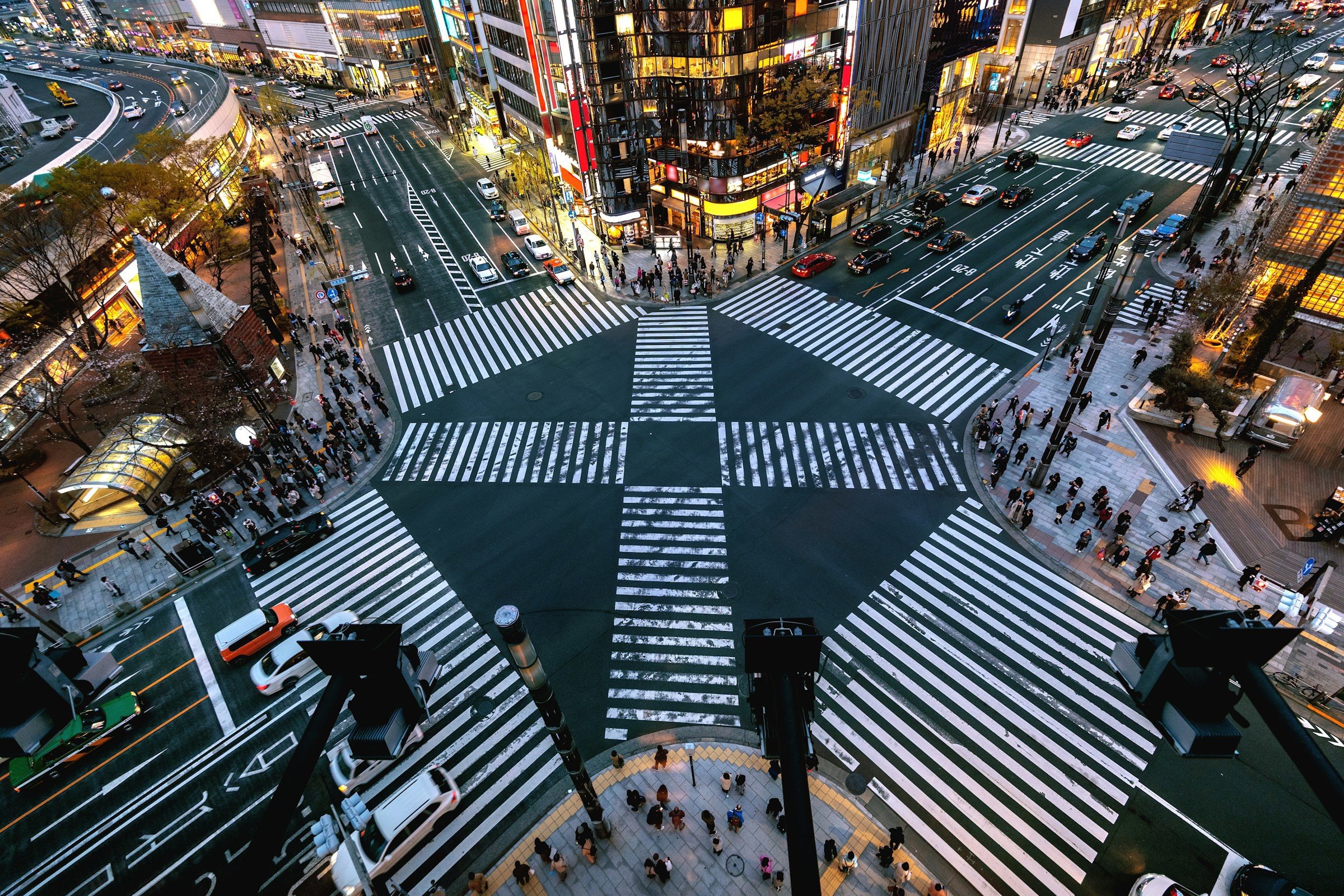 En resa till Tokyo - Bild över kände Shibuya korsningen med massa människor i centrala Tokyo