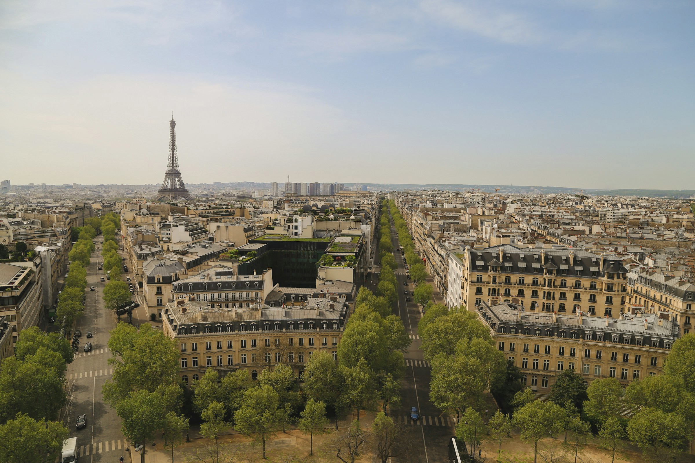 Panoramavy över Paris med vackra franska byggnader och Eiffel Tornet i bakgrunden mot en blå himmel