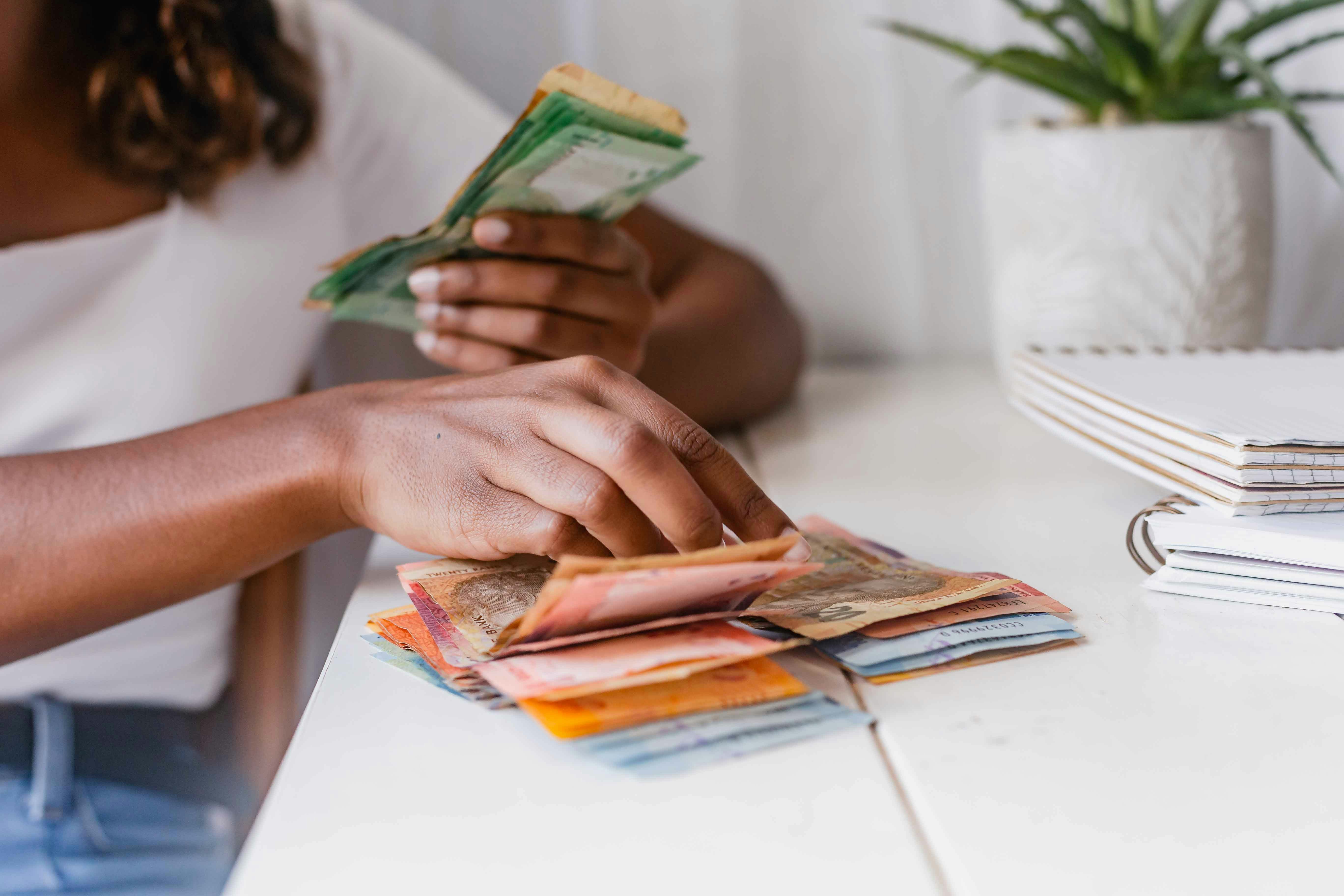 kvinna räknar sin resevaluta, kontanter inför en resa