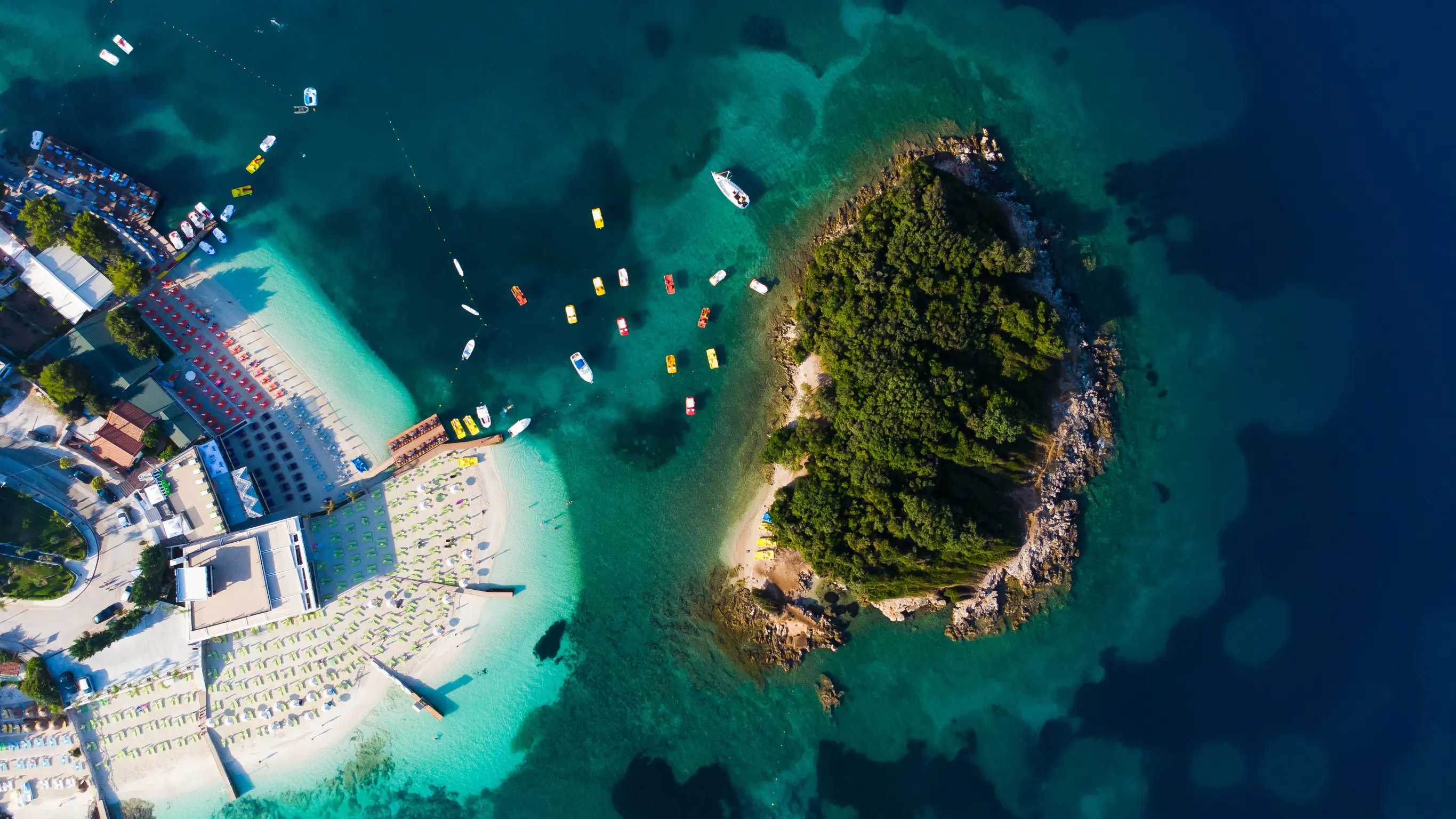 vy ovanifrån på kust och strand med blått hav