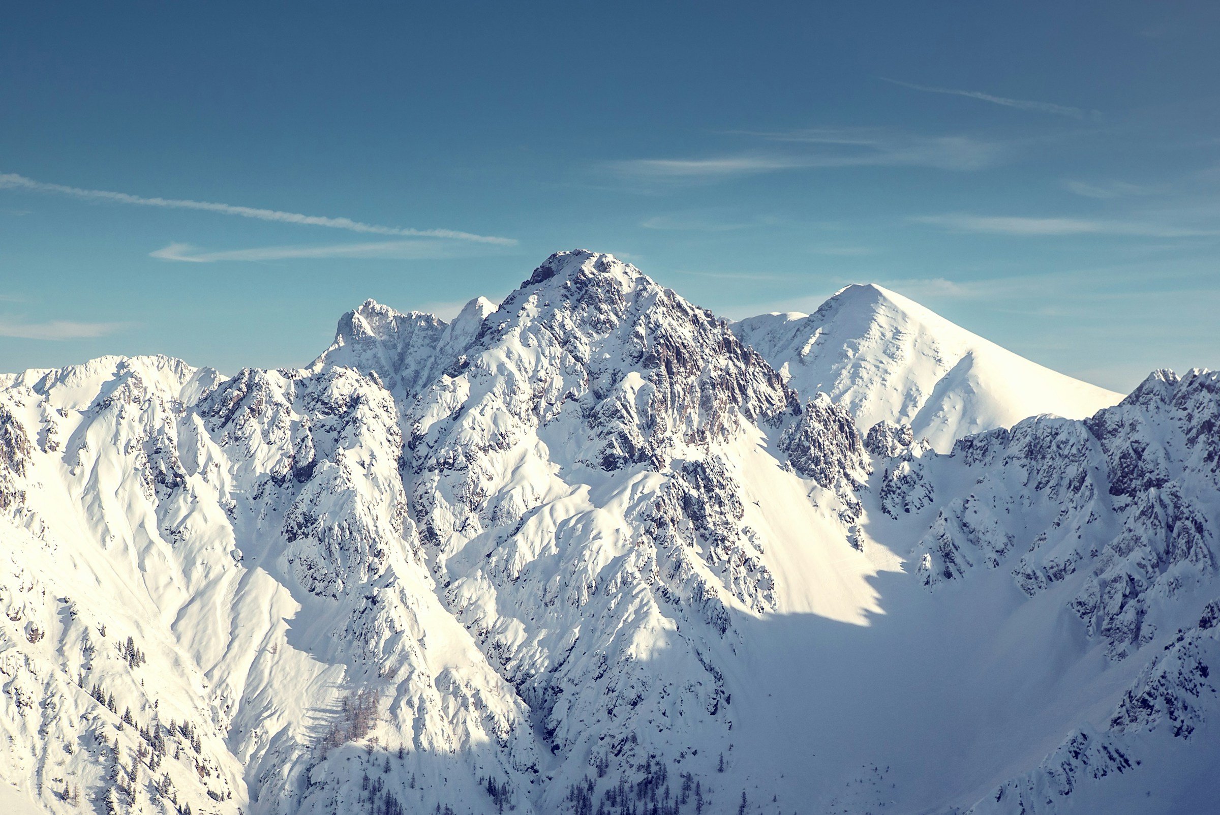 stora vinterberg täckta i snö i Alperna