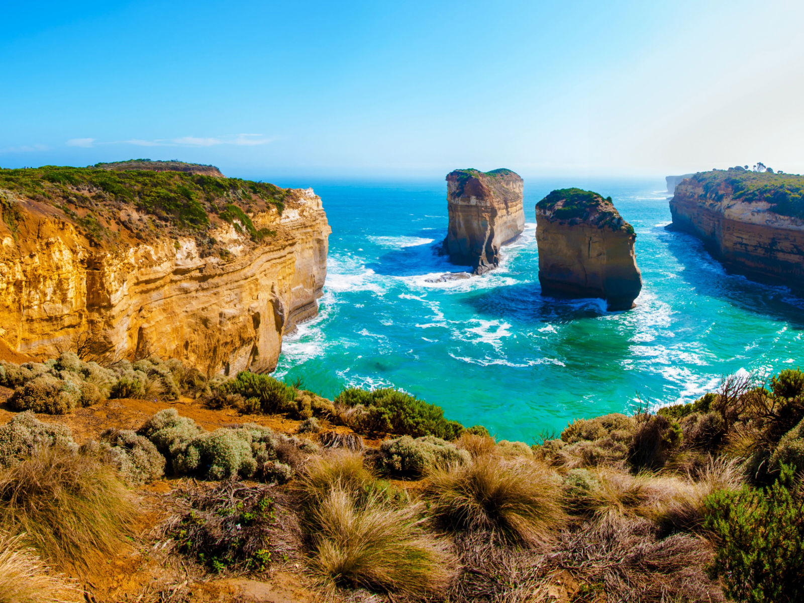Resa till Australien - Panoramautsikt över de imponerande kalkstensklipporna och turkosblå havet längs Great Ocean Road i Australien.