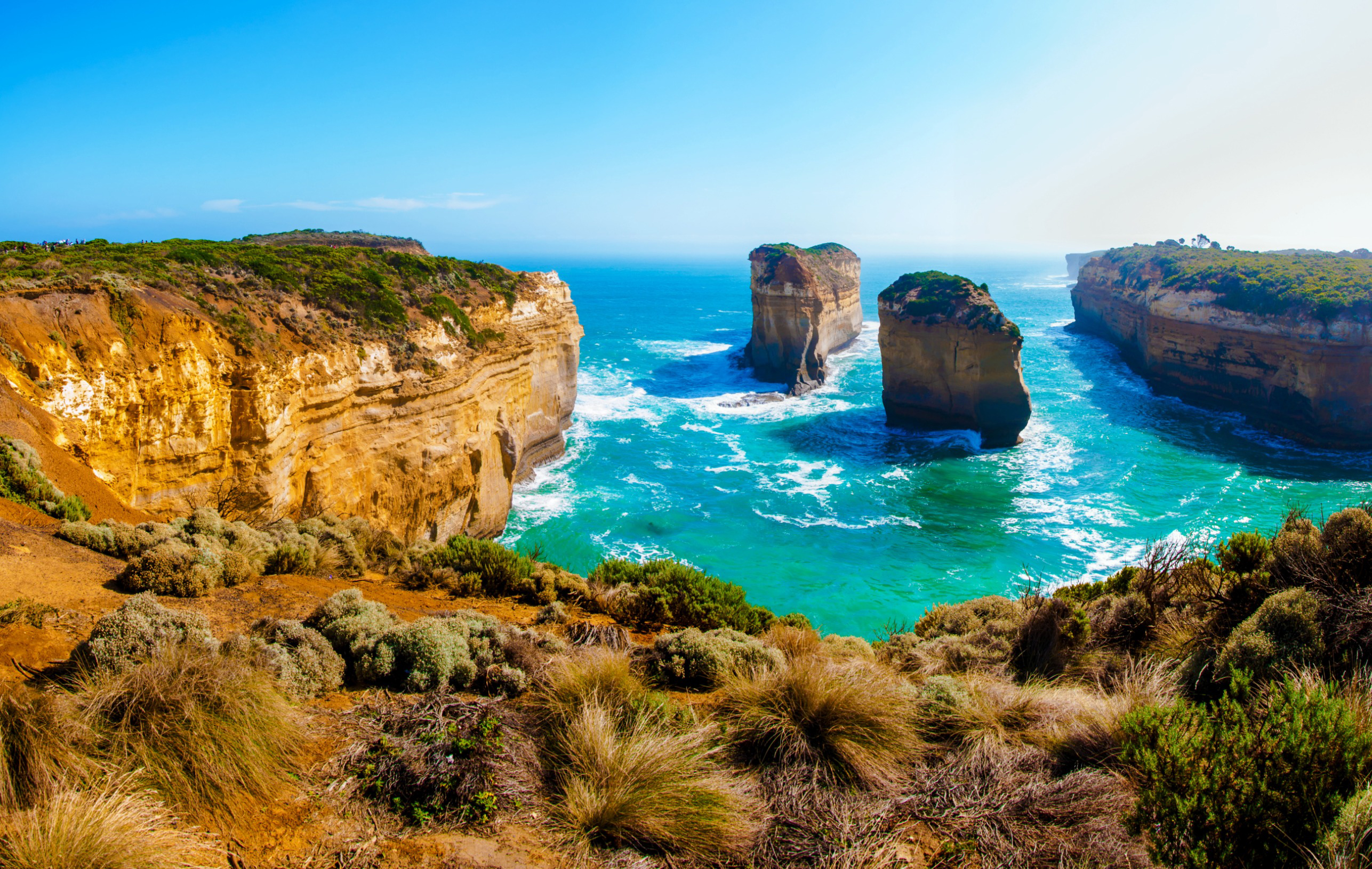 Resa till Australien - Panoramautsikt över de imponerande kalkstensklipporna och turkosblå havet längs Great Ocean Road i Australien.