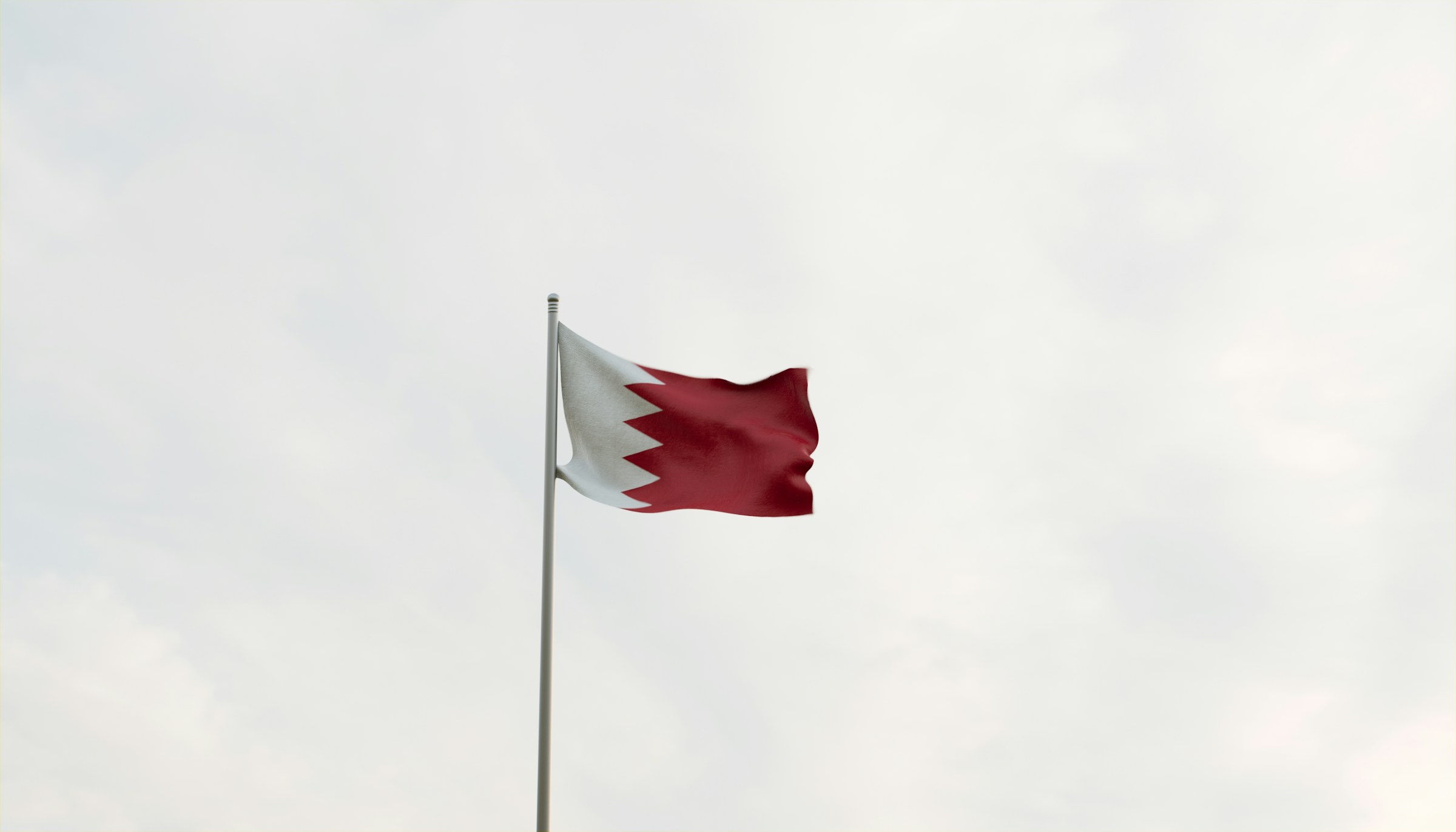 Bahrains flagga vajar mot en klar himmel