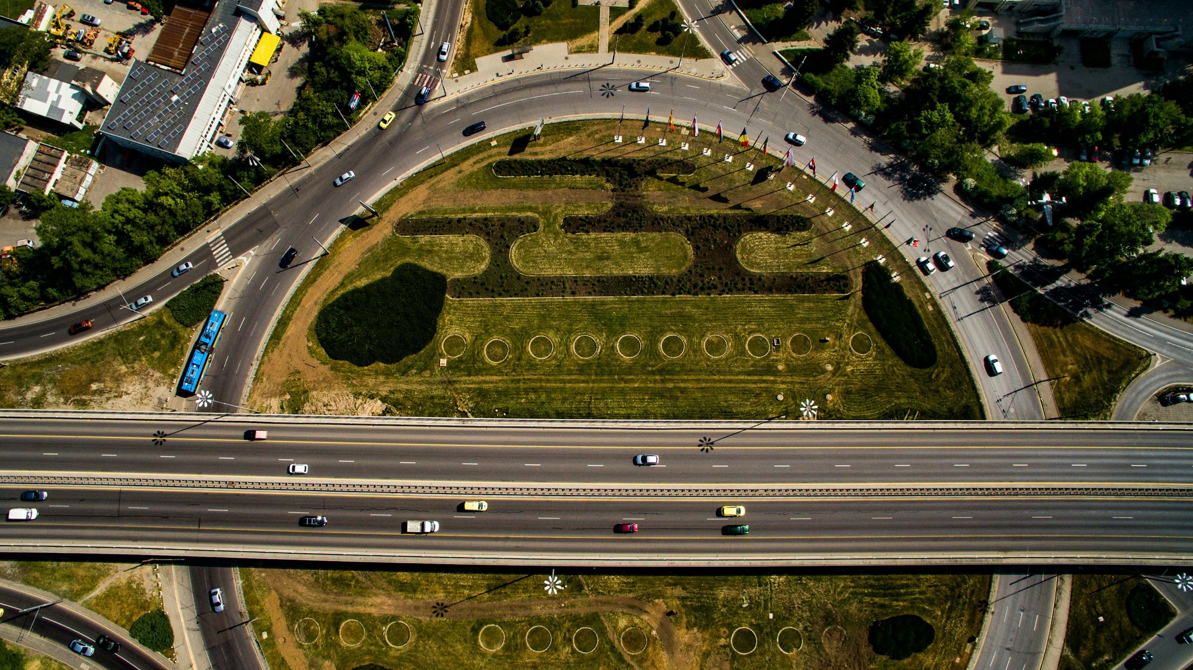 Flygfoto över trafikerad motorväg och rondell med grönområden i Sofia, Bulgarien.