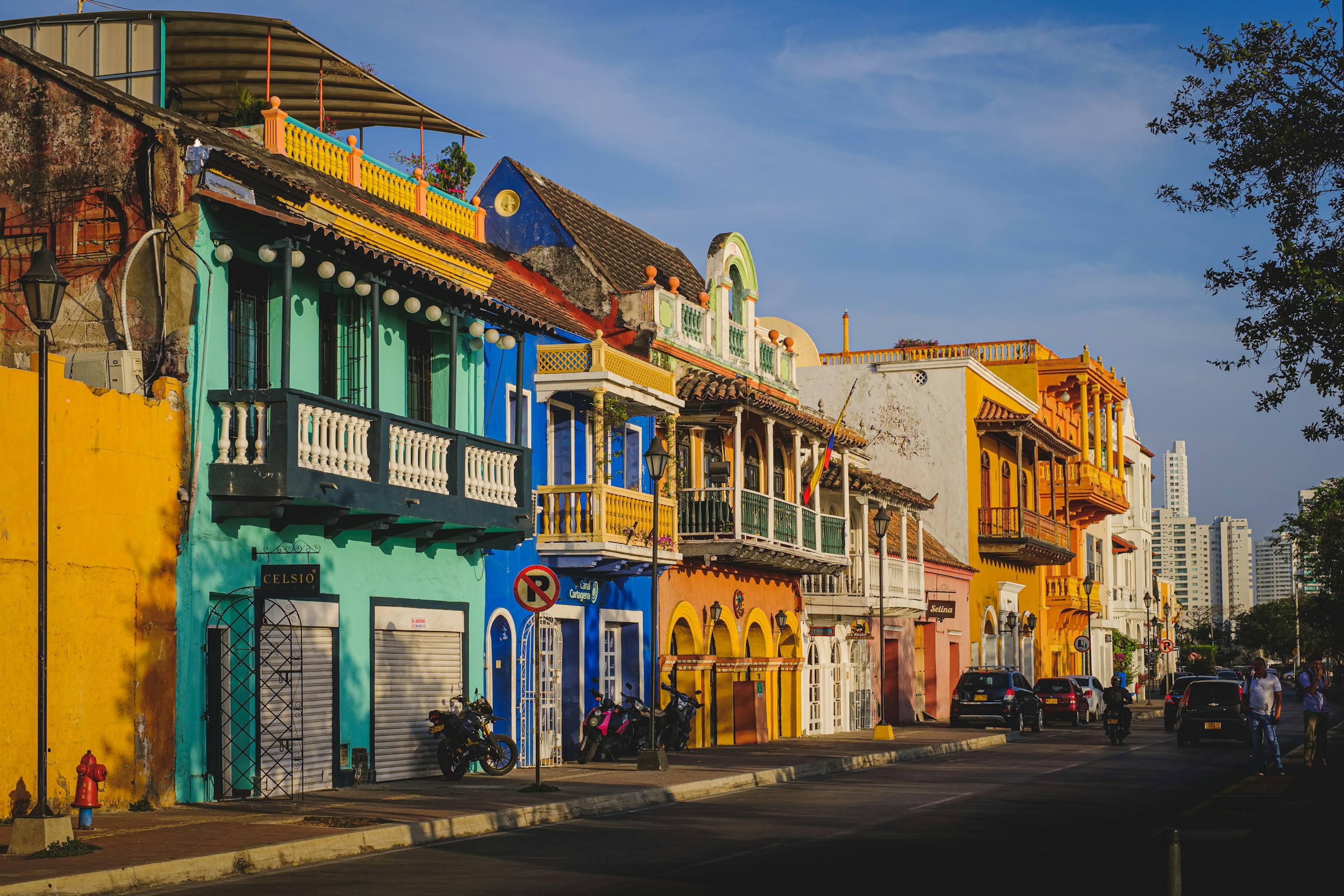 Färgglada koloniala byggnader i Cartagenas historiska stadsdel i Colombia.