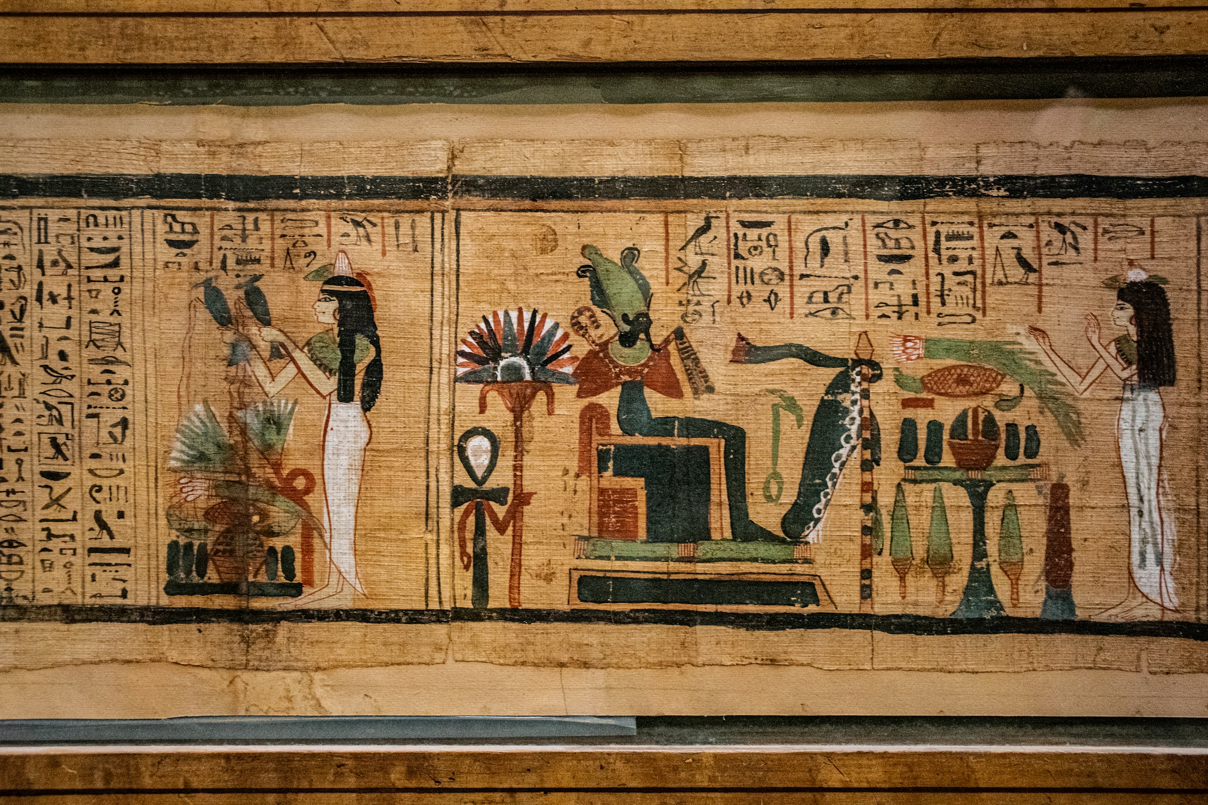 Gammalegyptisk papyrusmålning med hieroglyfer och avbildningar av gudar och människor i traditionell stil i Kairo.