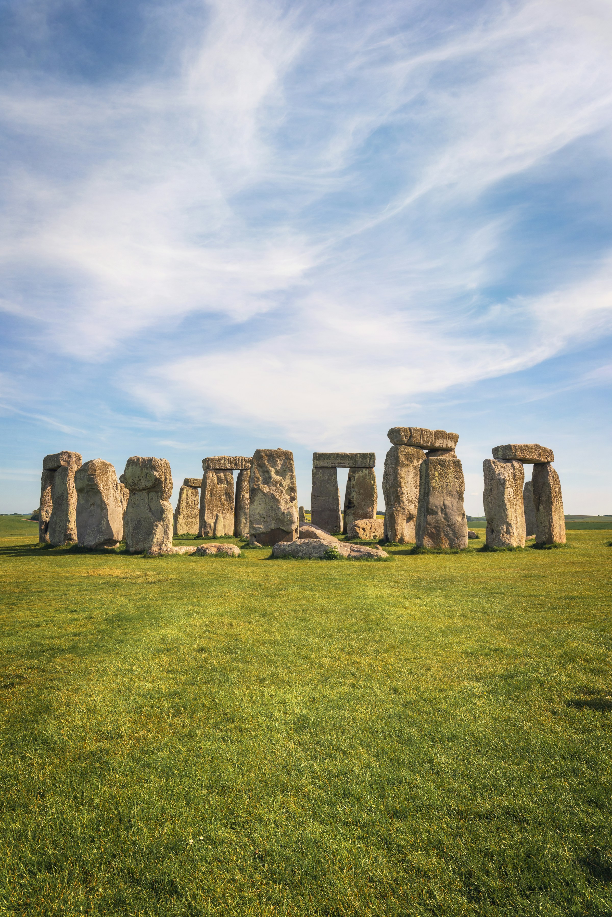 Stonehenge under en klar blå himmel på en solig dag, en anmärkningsvärd förhistorisk monument i England.
