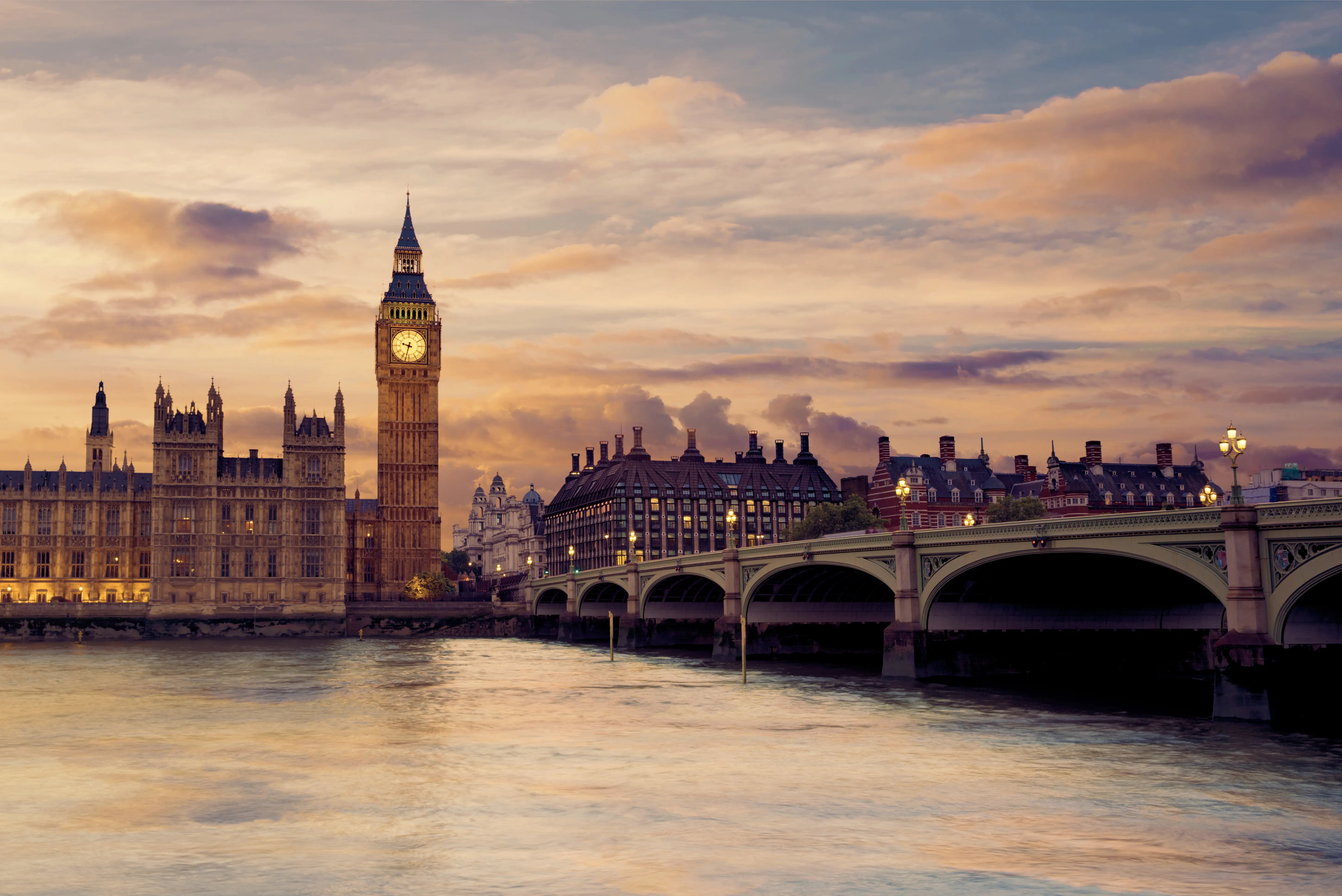 Resa till London - Big Ben och Westminsterpalatset vid solnedgång med Westminster Bridge över Thamesfloden, London, Storbritannien.