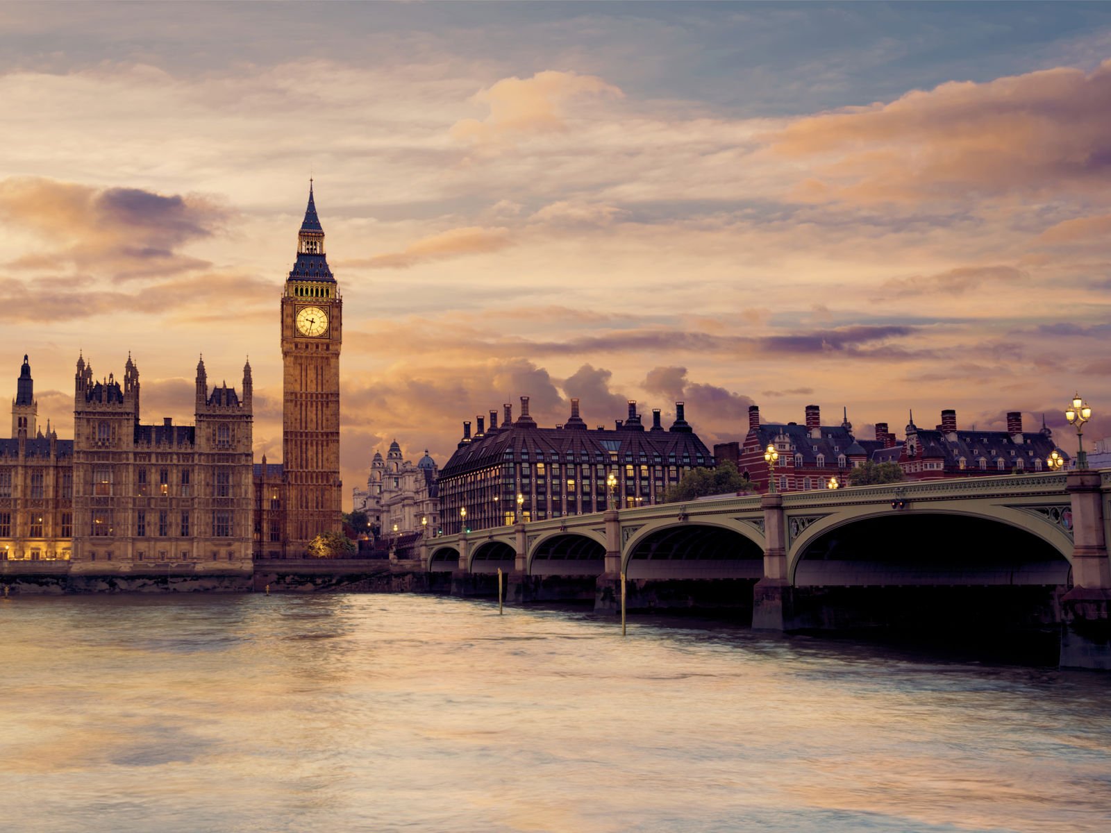 Resa till London - Big Ben och Westminsterpalatset vid solnedgång med Westminster Bridge över Thamesfloden, London, Storbritannien.