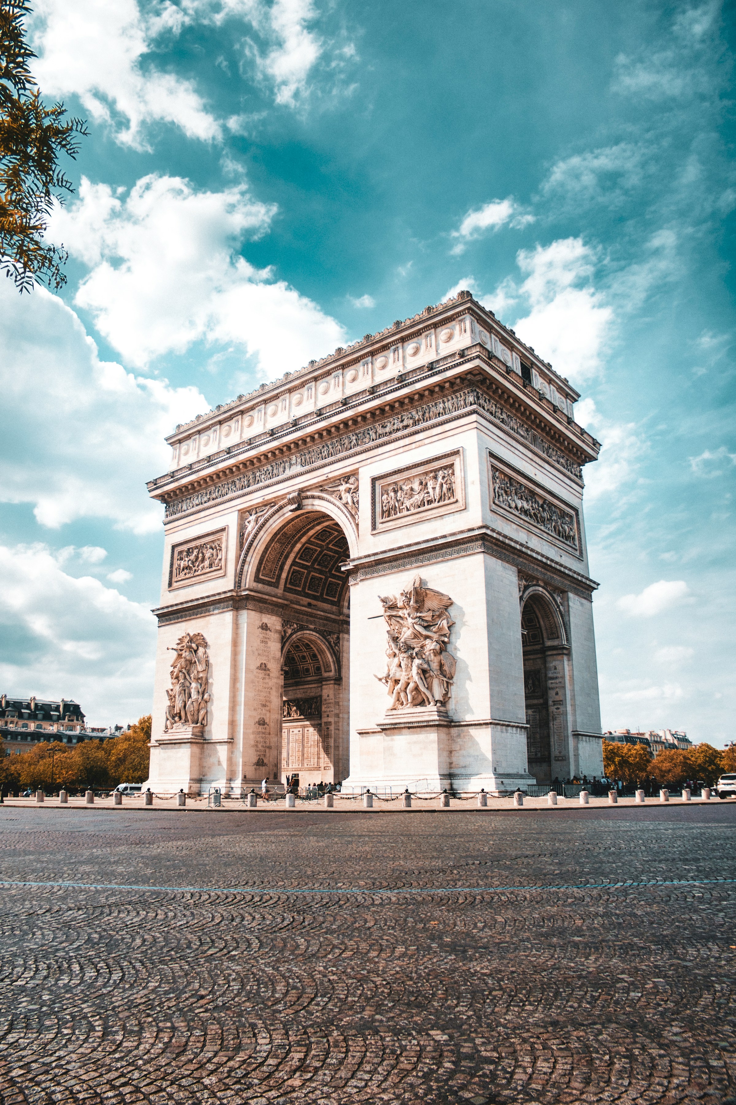 Triumfbågen i Paris på en klar dag, historiskt monument och turistattraktion i Frankrike.