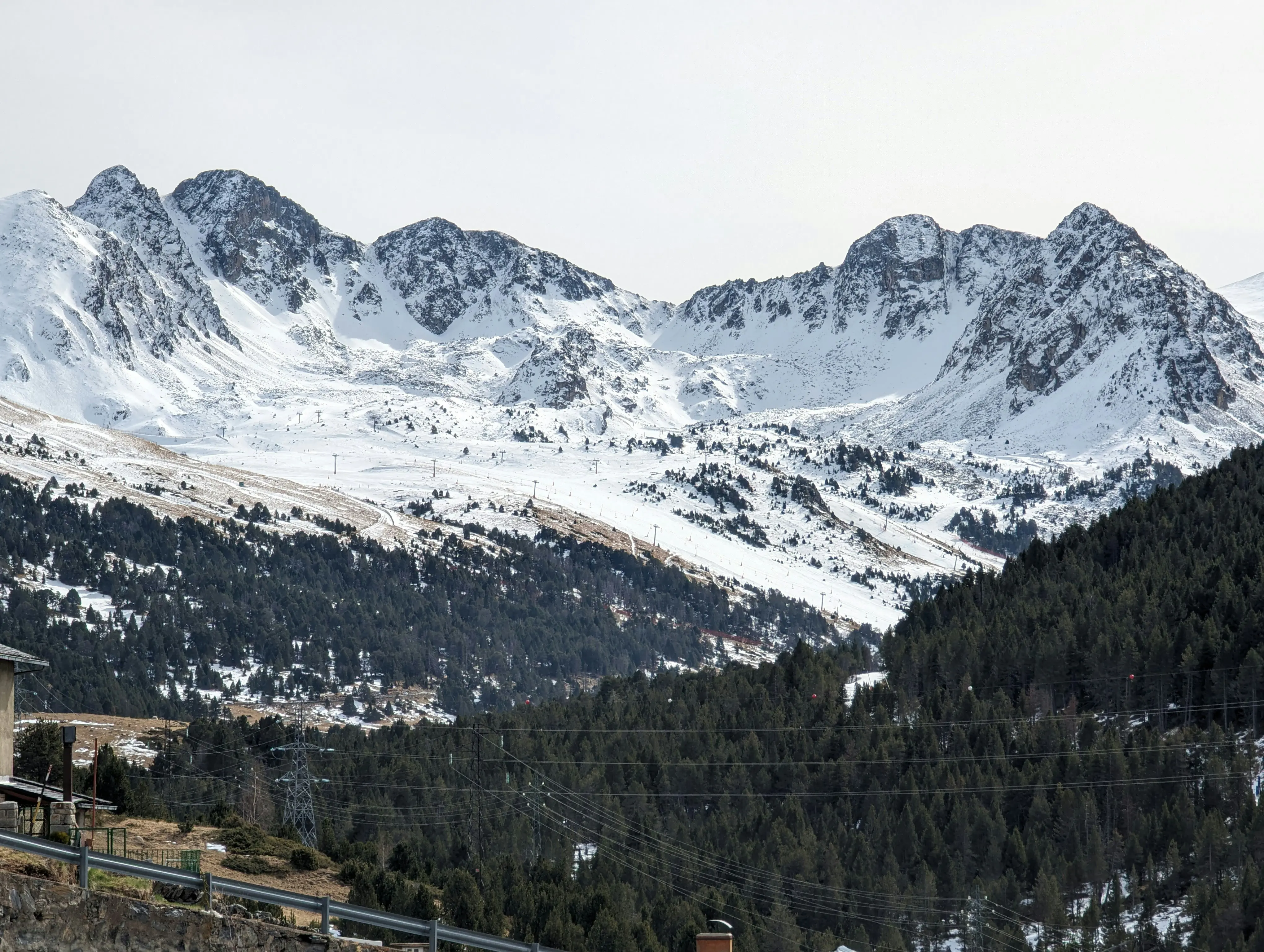 Resa till Grandvalira - Vy över mäkta snötäckta berg med en grön dal mellan sig i Andorra