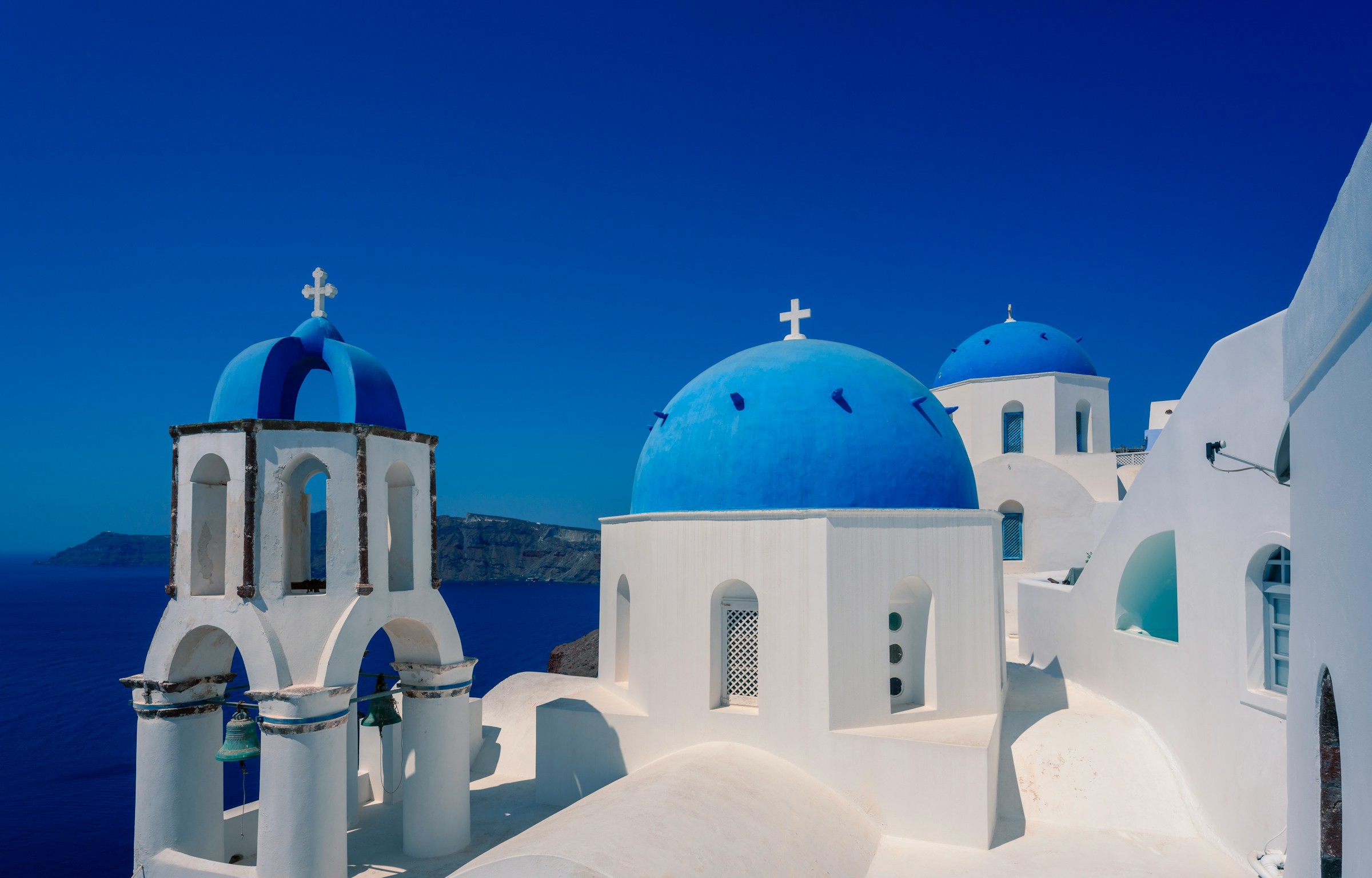 Blå kupoler på vita kyrkor i Santorini Grekland med klar himmel