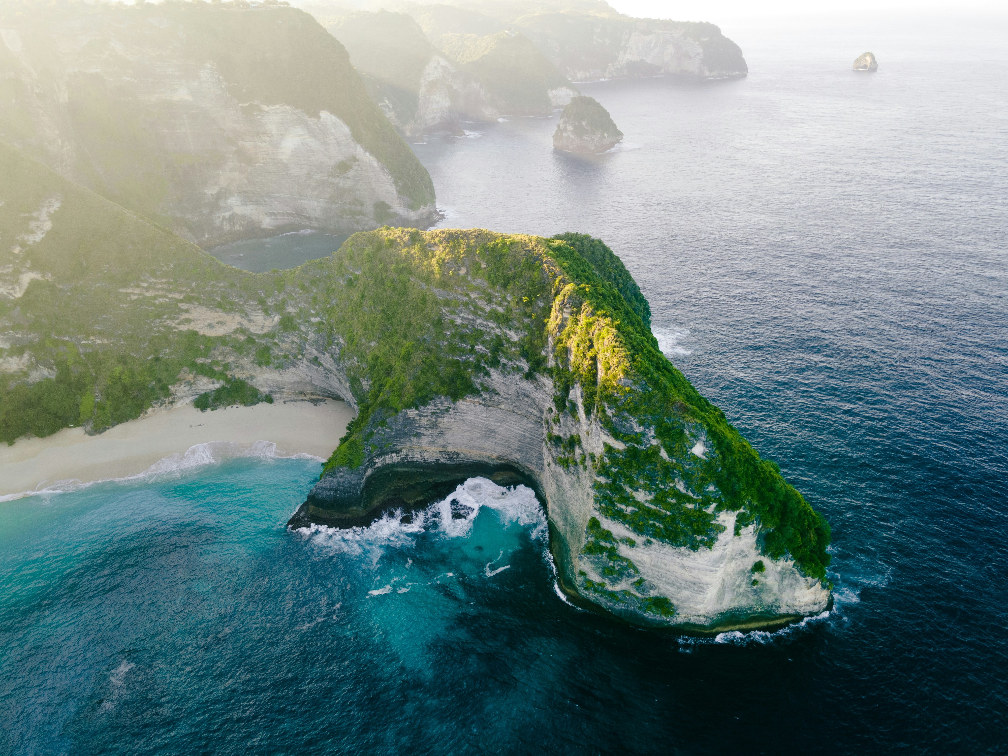 Flygbild av Kelingking Beach på Nusa Penida med dramatiska klippor och turkost vatten i Indonesien