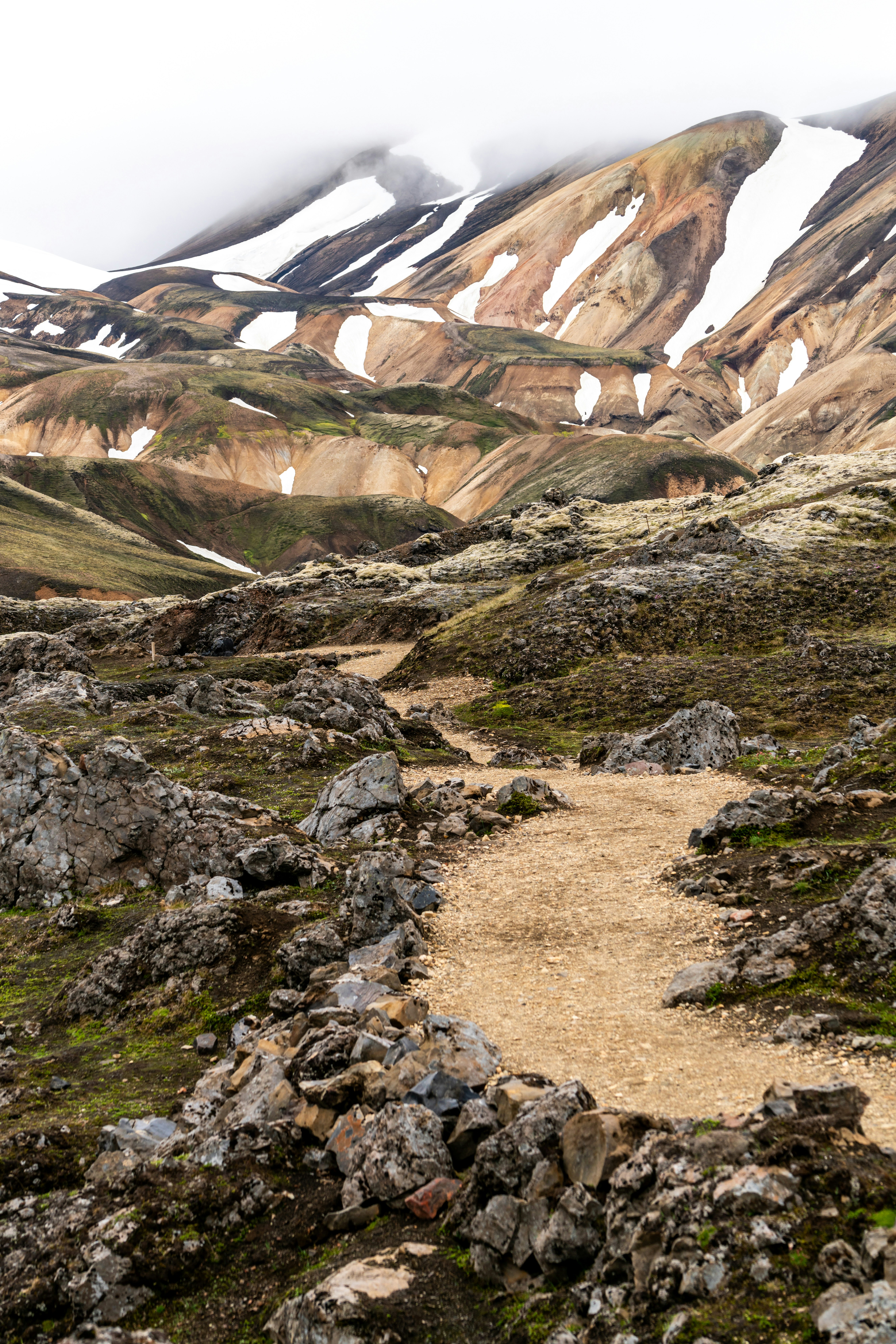 natur med stig som leder mot snötäckta berg och klippor i Reykjavik