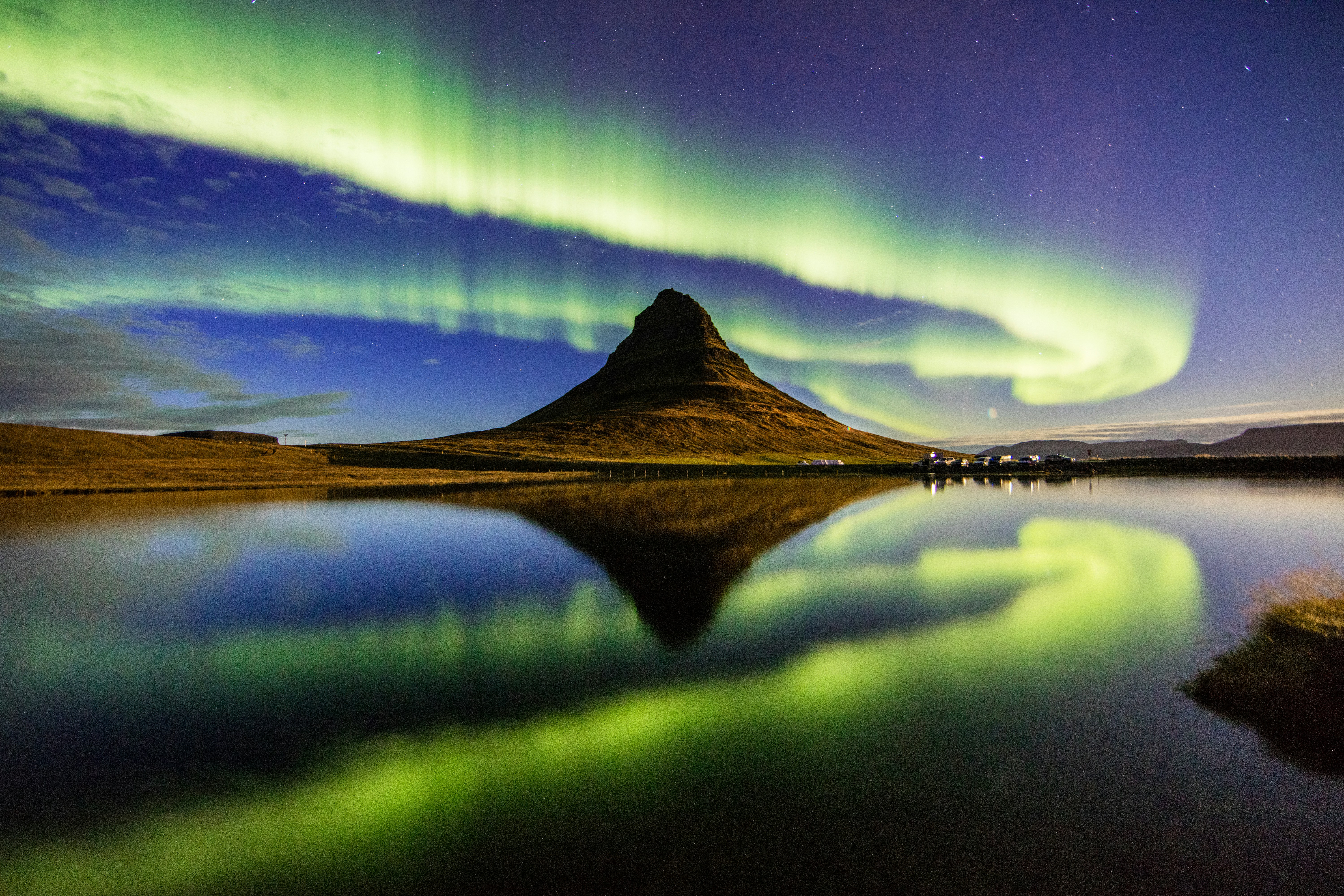 sjö med norrsken i himlen under natten på Island