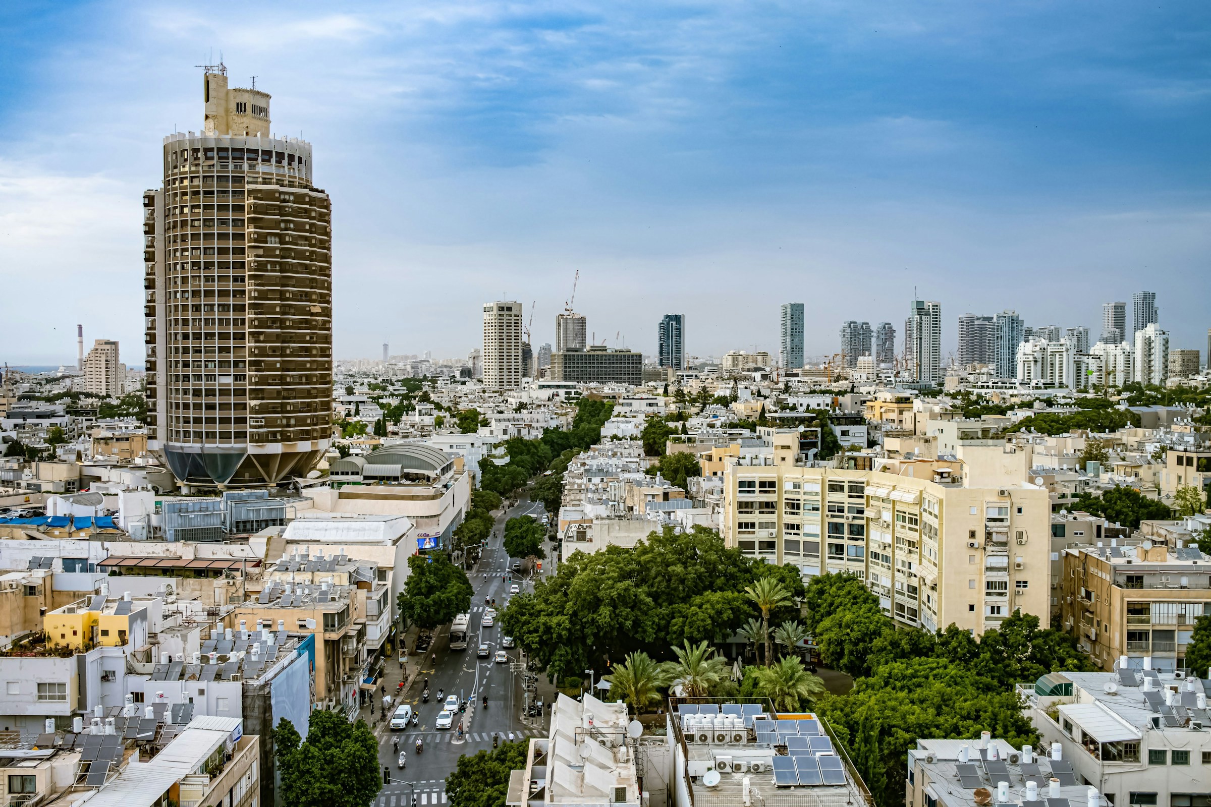 Vy över Tel Aviv stad och dess byggnader och gator som möts, med en blå himmel i bakgrunden