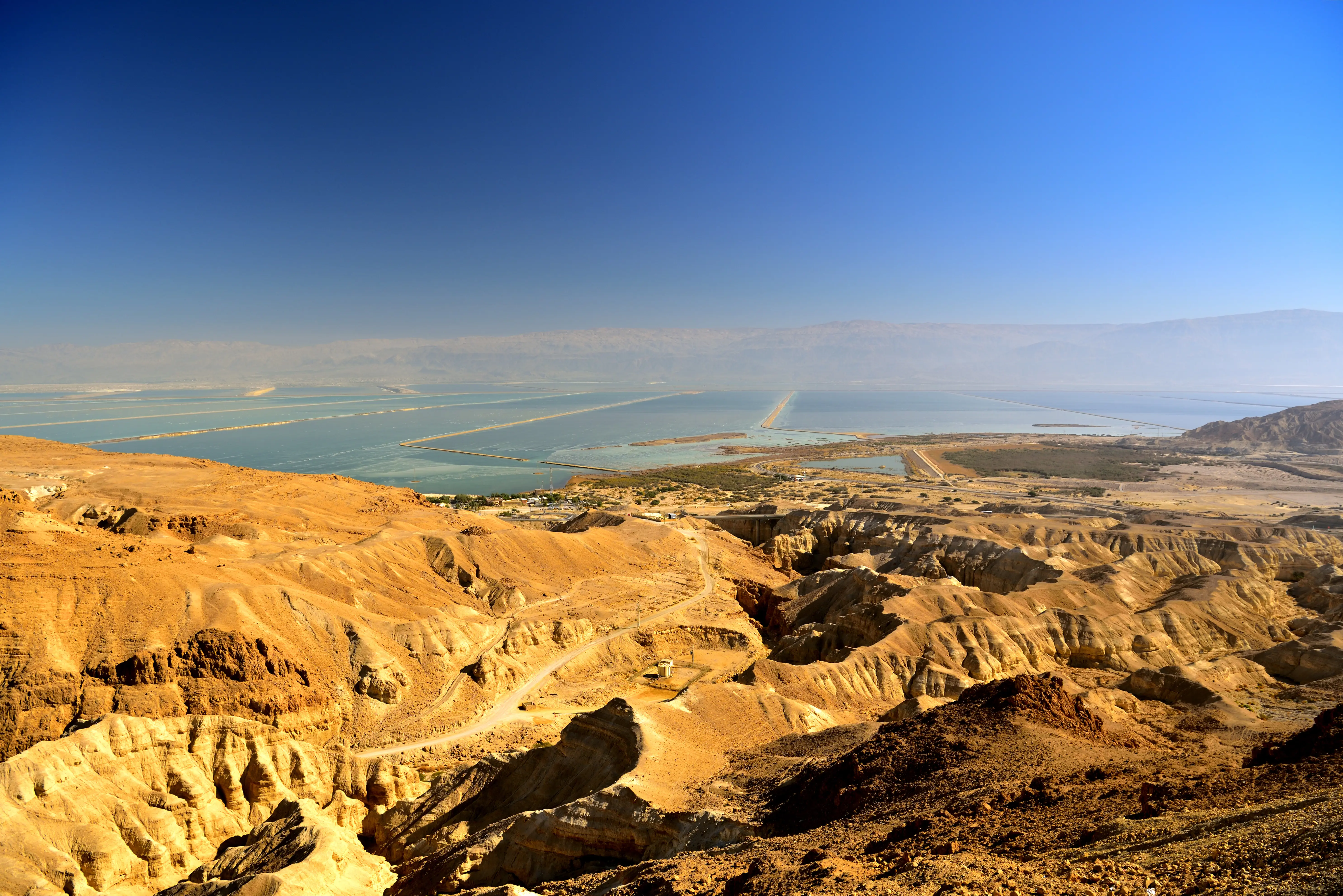 Resa till Israel - Utsikt över Döda havet och omgivande ökenlandskap med berg och blå himmel i Israel."