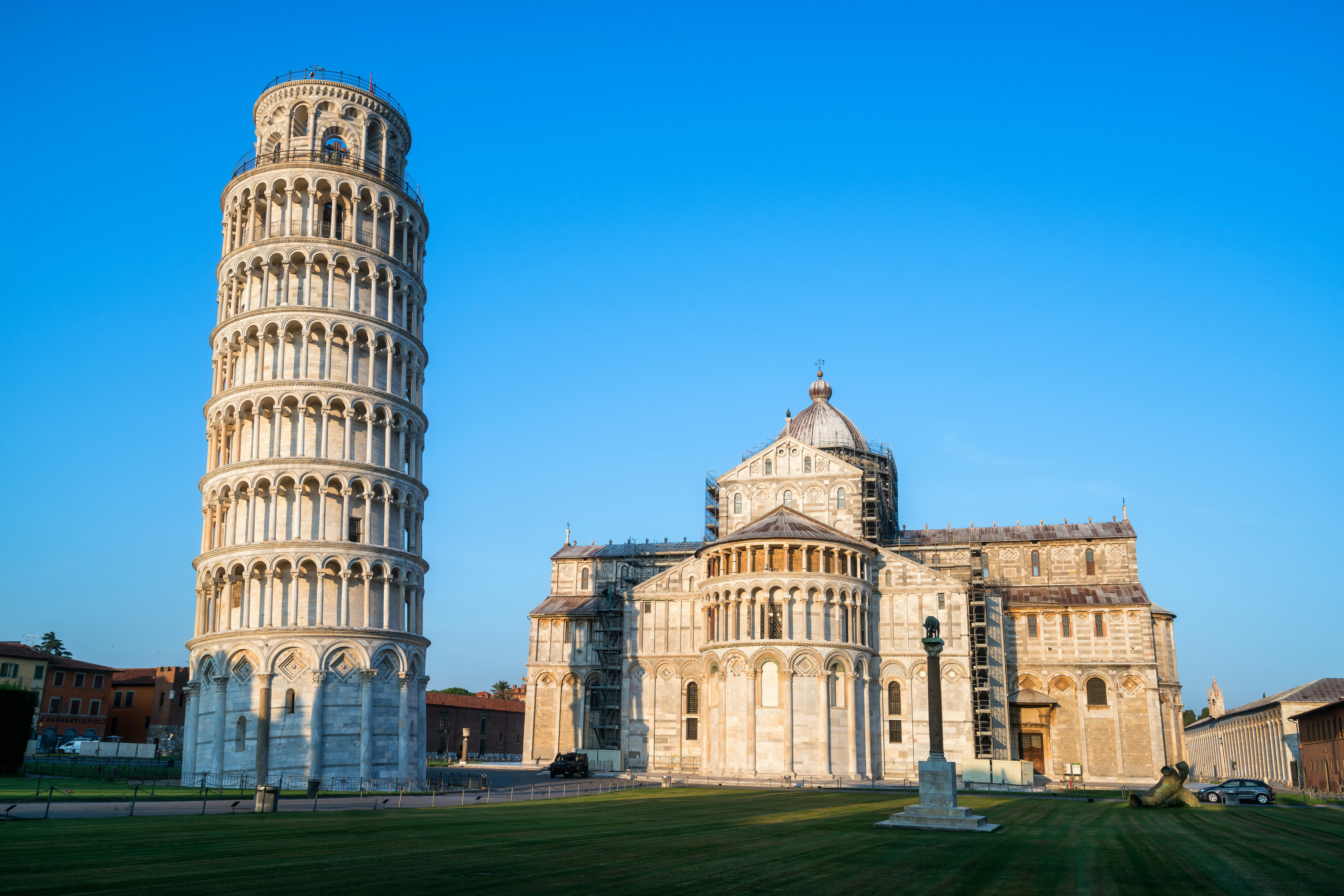 Resa till Pisa - Lutande tornet i Pisa mot en blå himmel i en tidig soluppgång