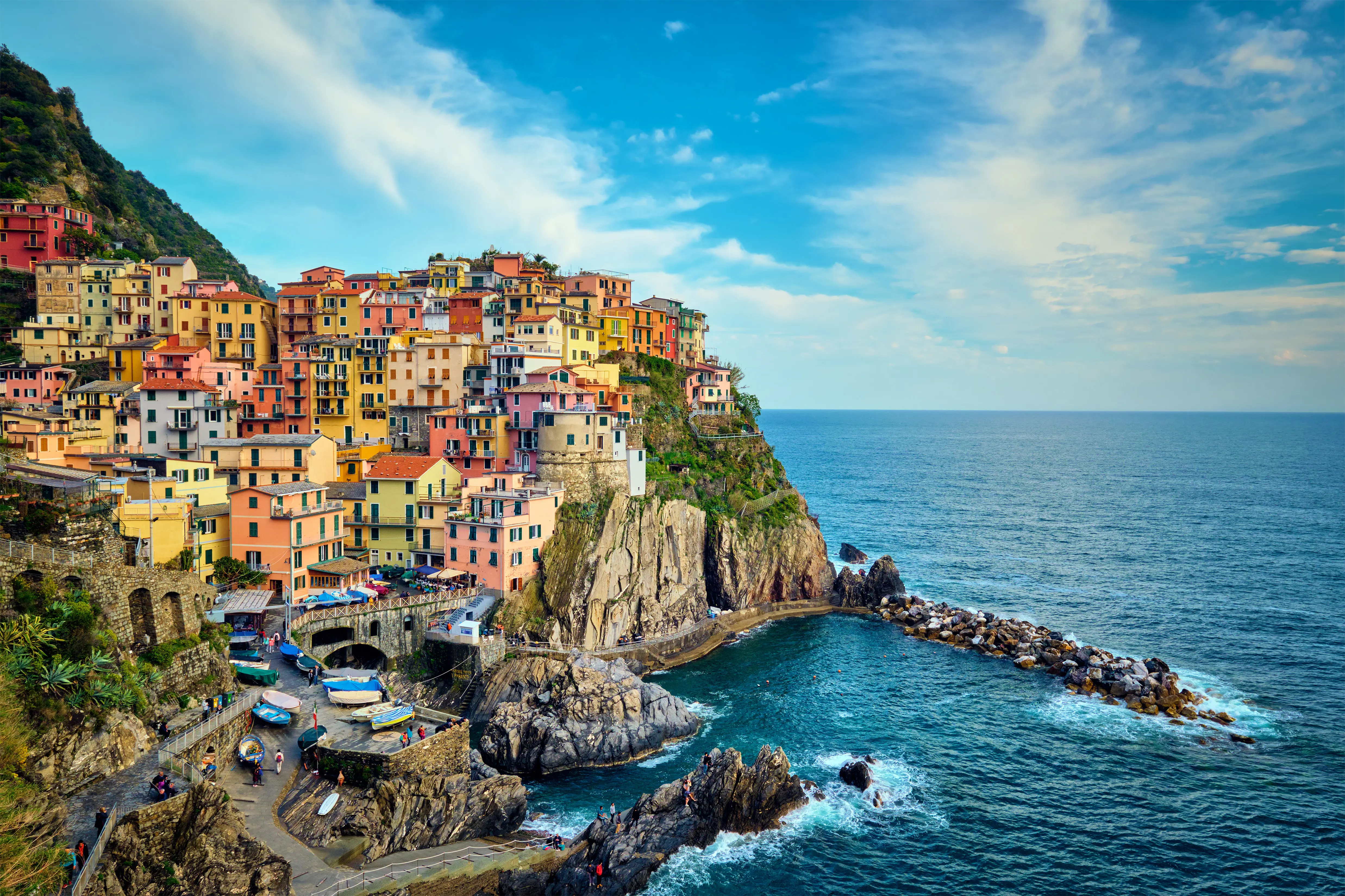 Resa till Italien - Färgglada byggnader i Cinque Terre på klippor ovanför Medelhavet.