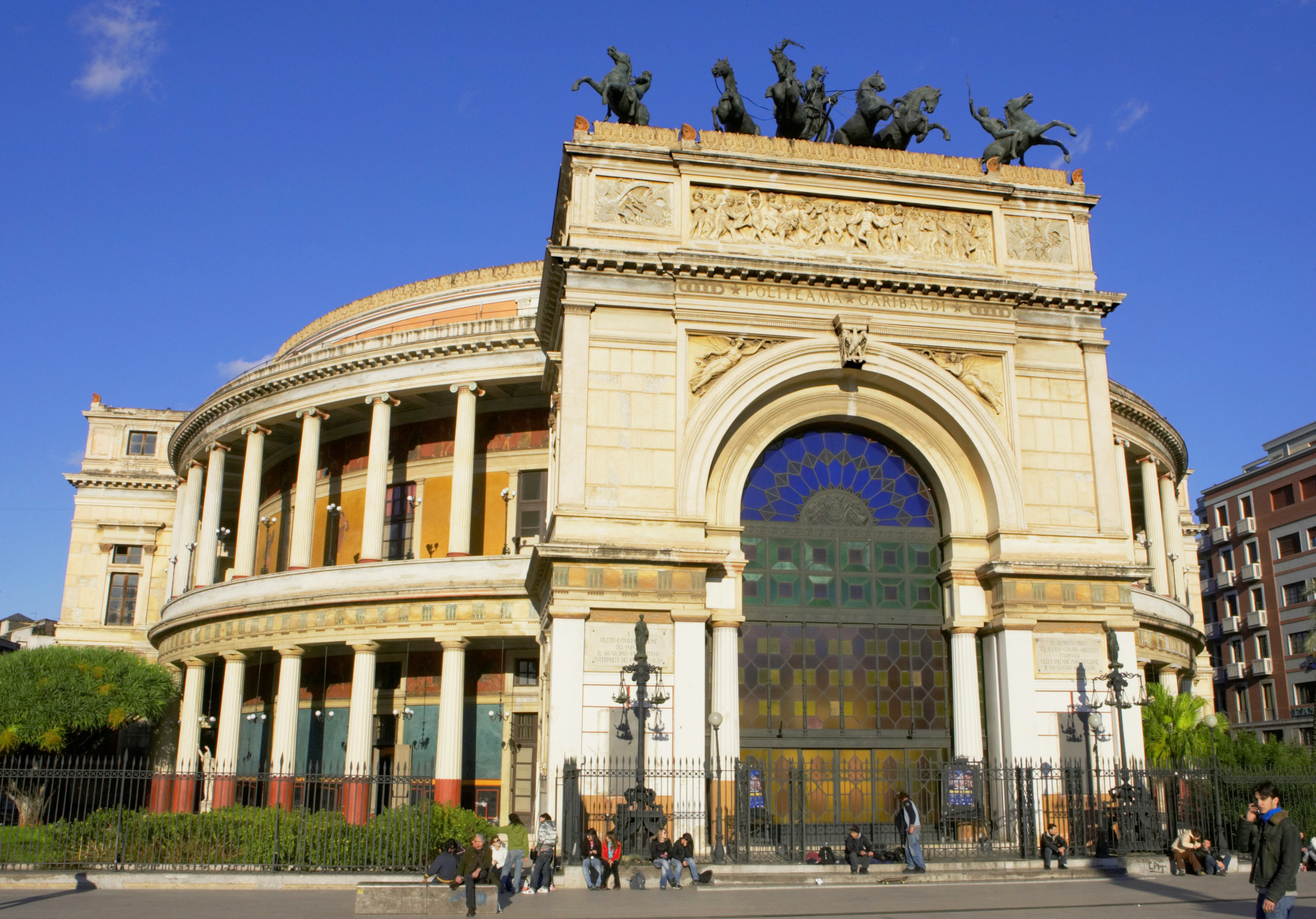 Palazzo dell'Arte dei Giudici e Notai i Palermo på Sicilien med människor utanför.