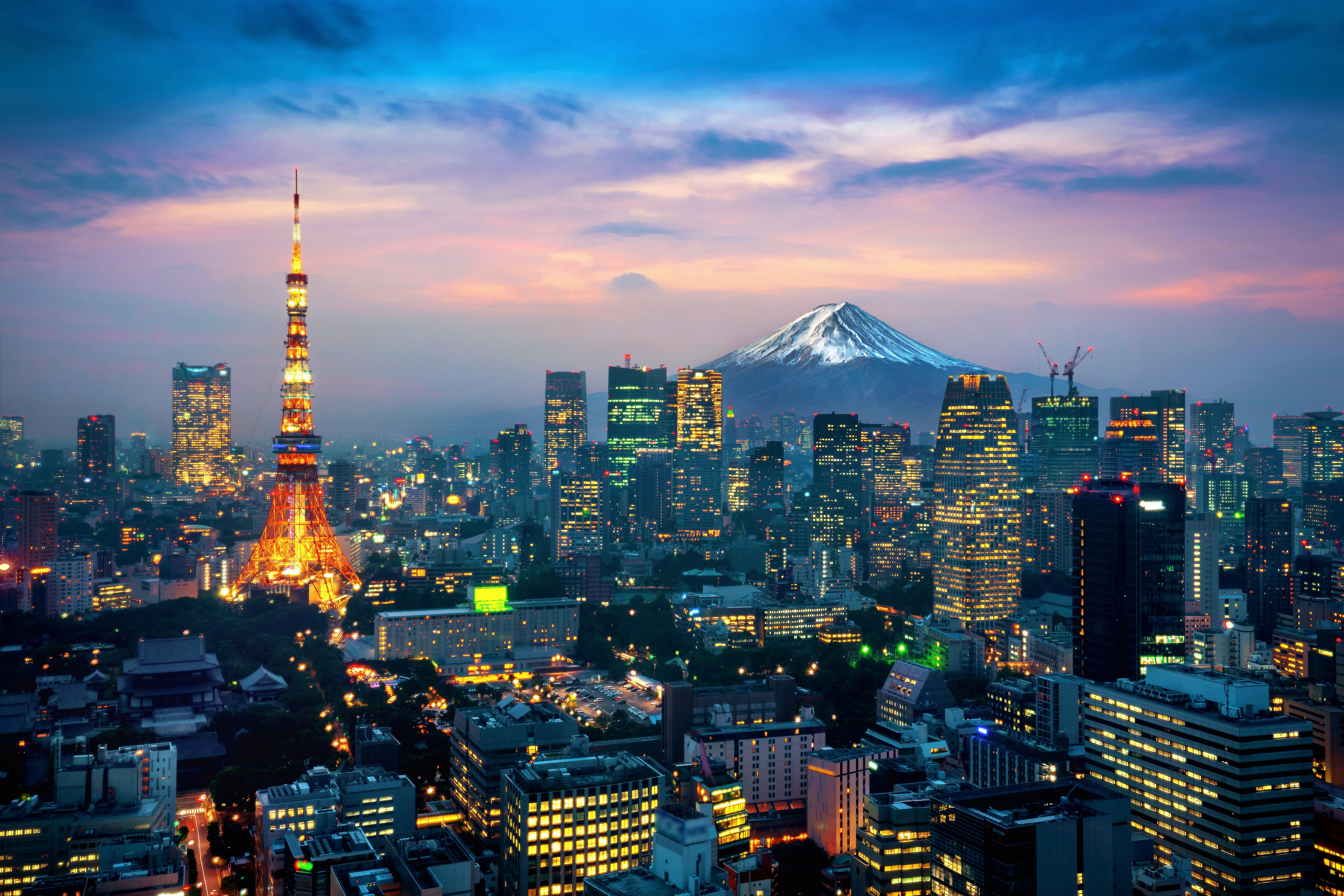 Resa till Tokyo - Vy över Tokyos byggnader, Tokyo Tower och Mount Fuji i bakgrunden under en soluppgång