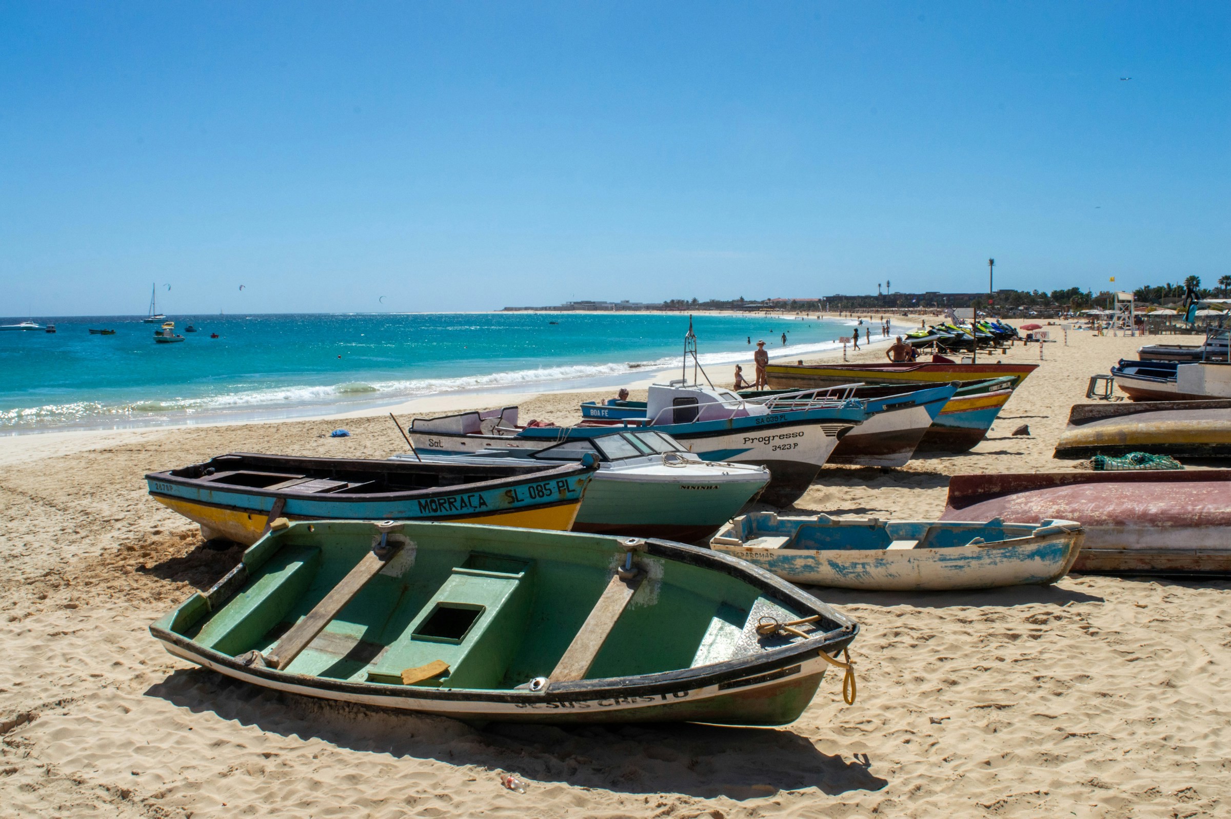 Strand i Boa Vista, Kep Verde men båtar som dragits upp från det klarblåa havet i bakgrunden