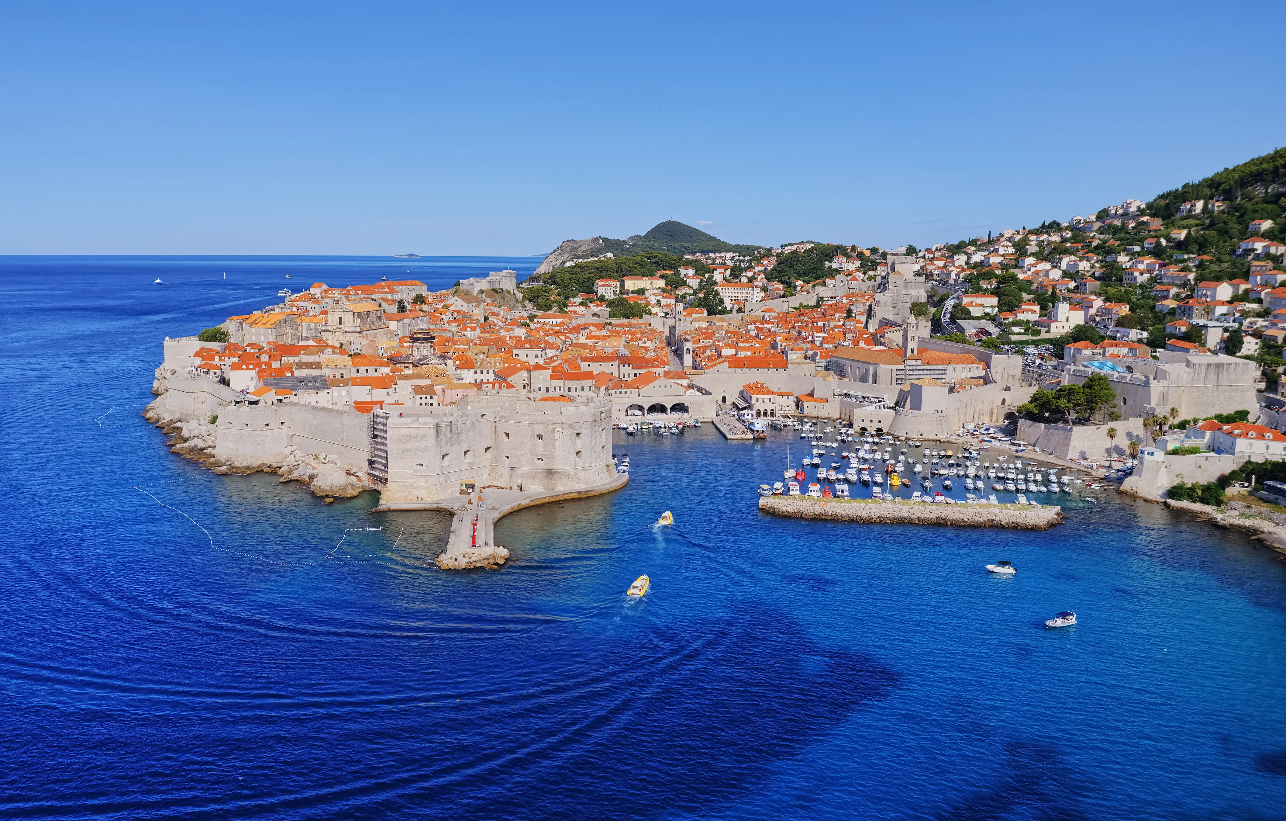 Resa till Dubrovnik - Flygbild över Dubrovniks gamla stad med dess röda tak och historiska murar vid Adriatiska havet i Kroatien.