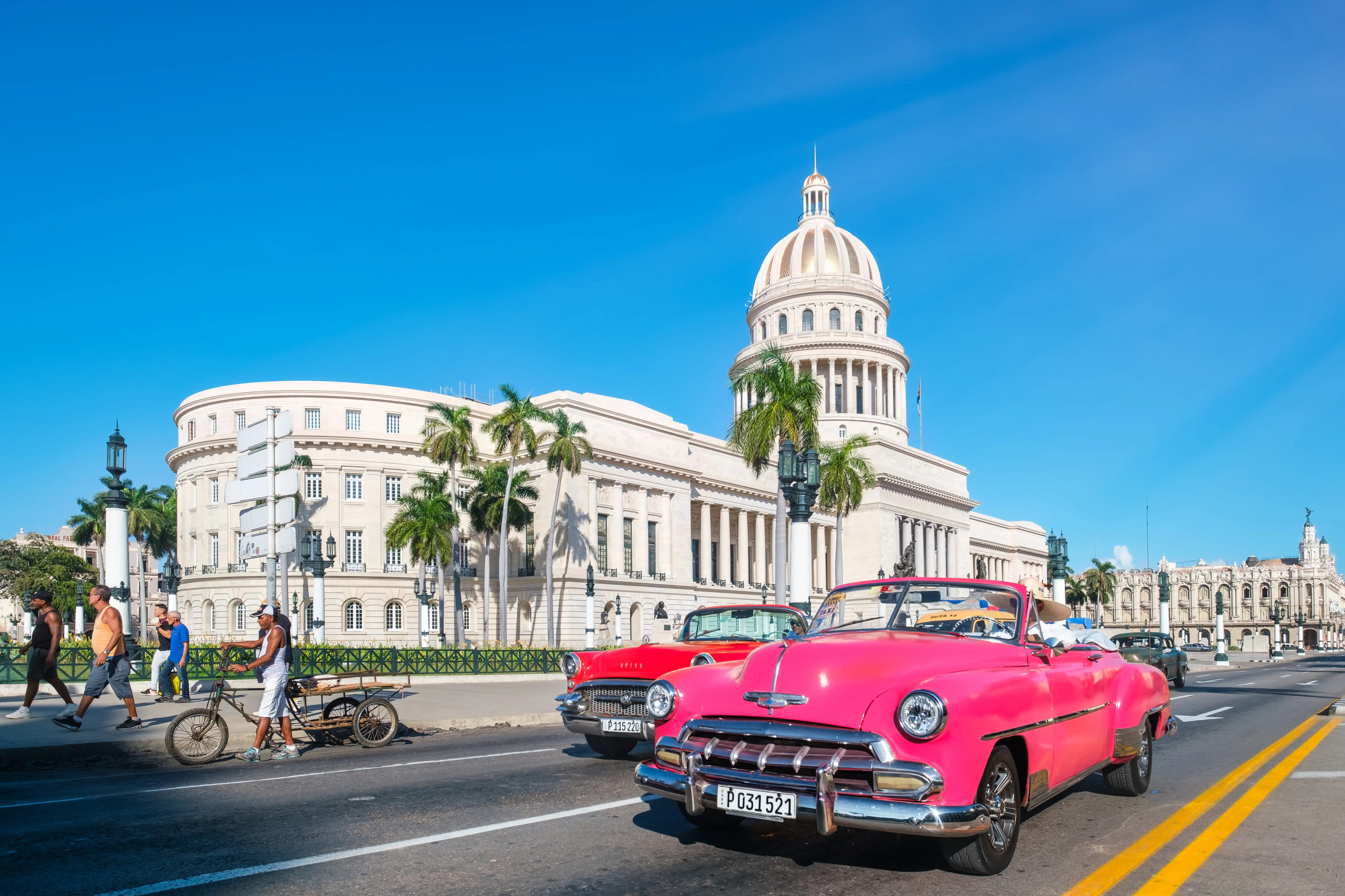 Resa till Havanna - Rosa vintage bild framför stadshus i centrala Havanna med blå himmel i bakgrunden