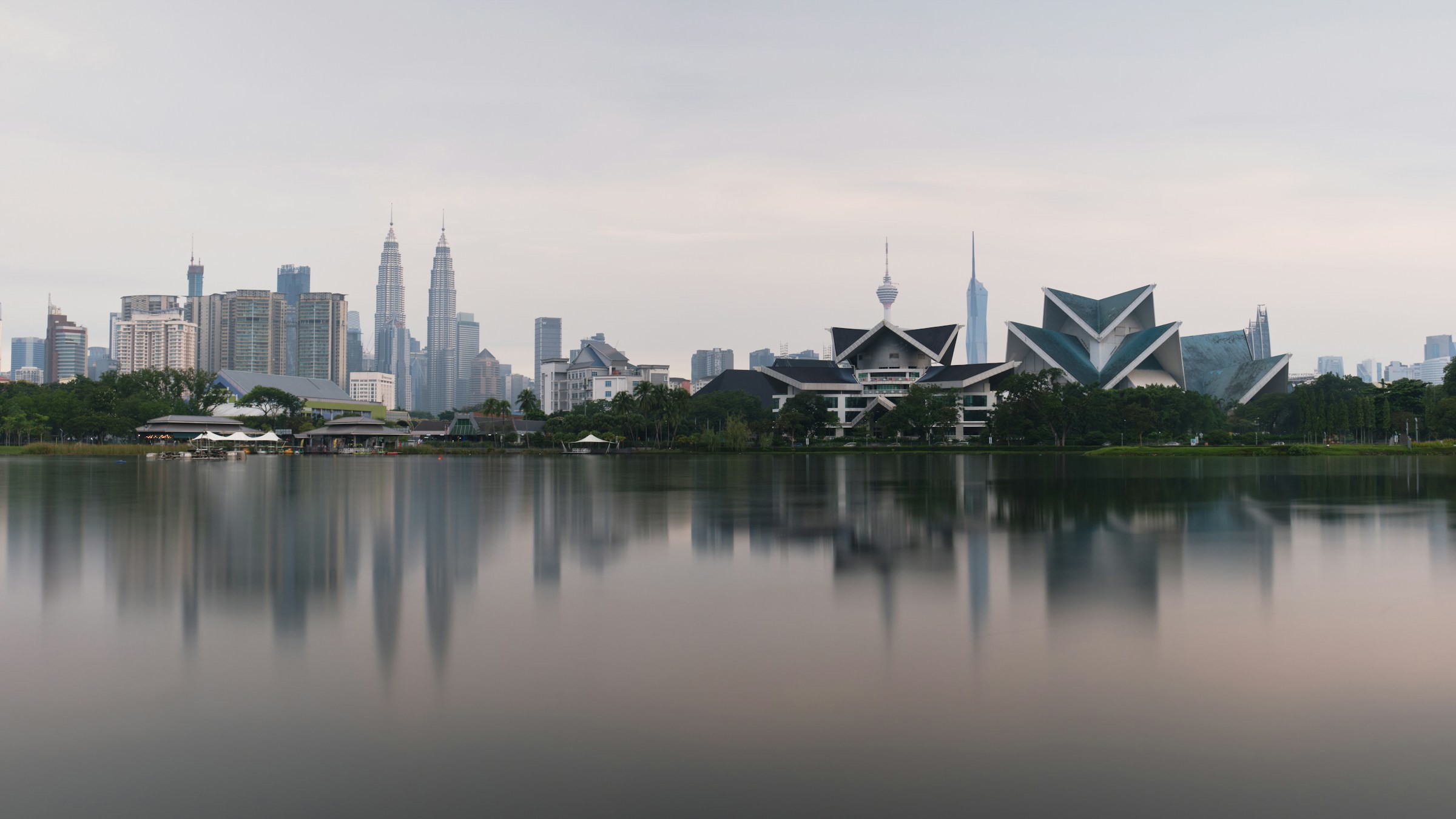 Panorama vy från vattnet som leder in till Kuala Lumpur med skyskrapor som reser sig mot himlen