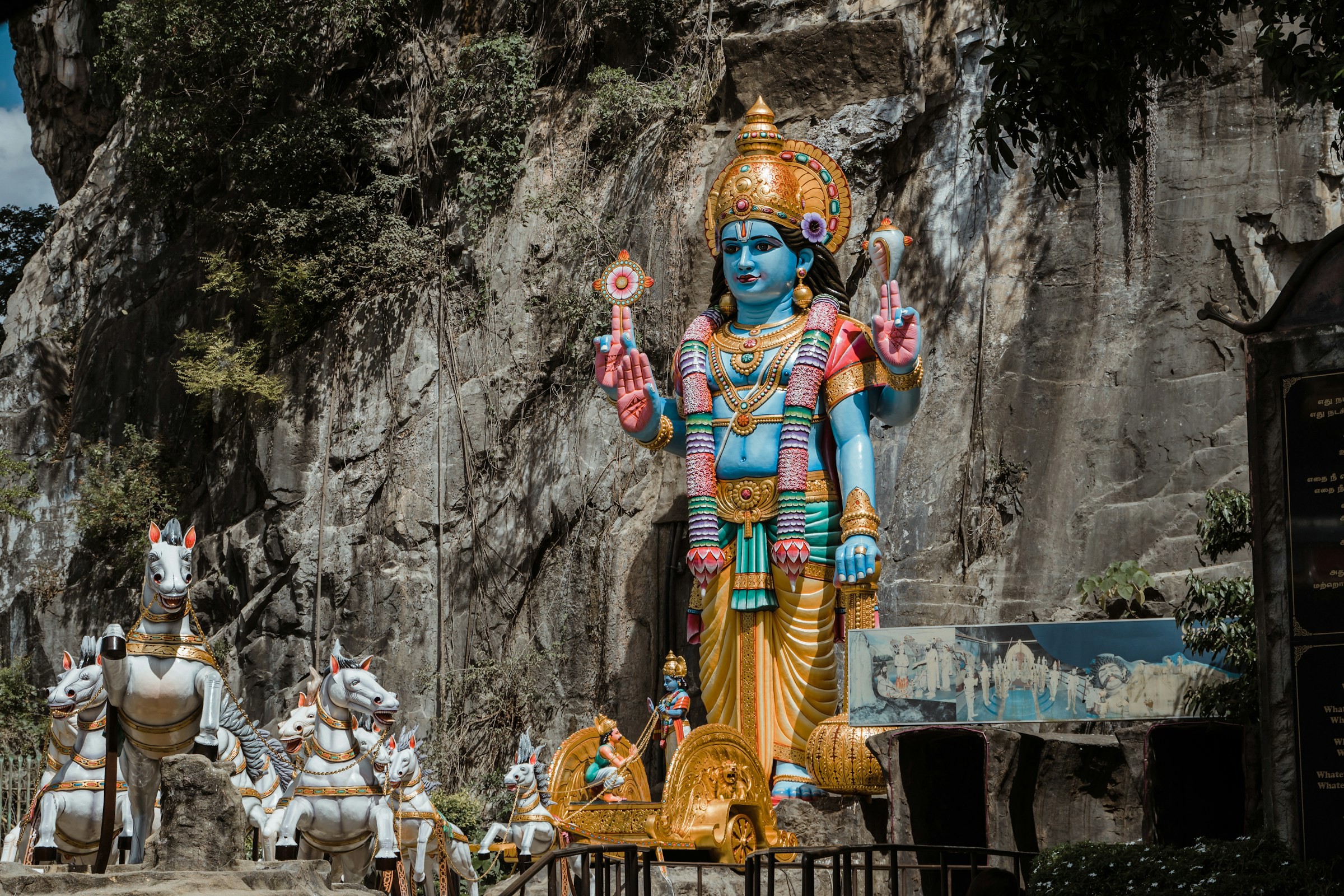 Traditionell staty i bergen i Malaysia i färgglada färger