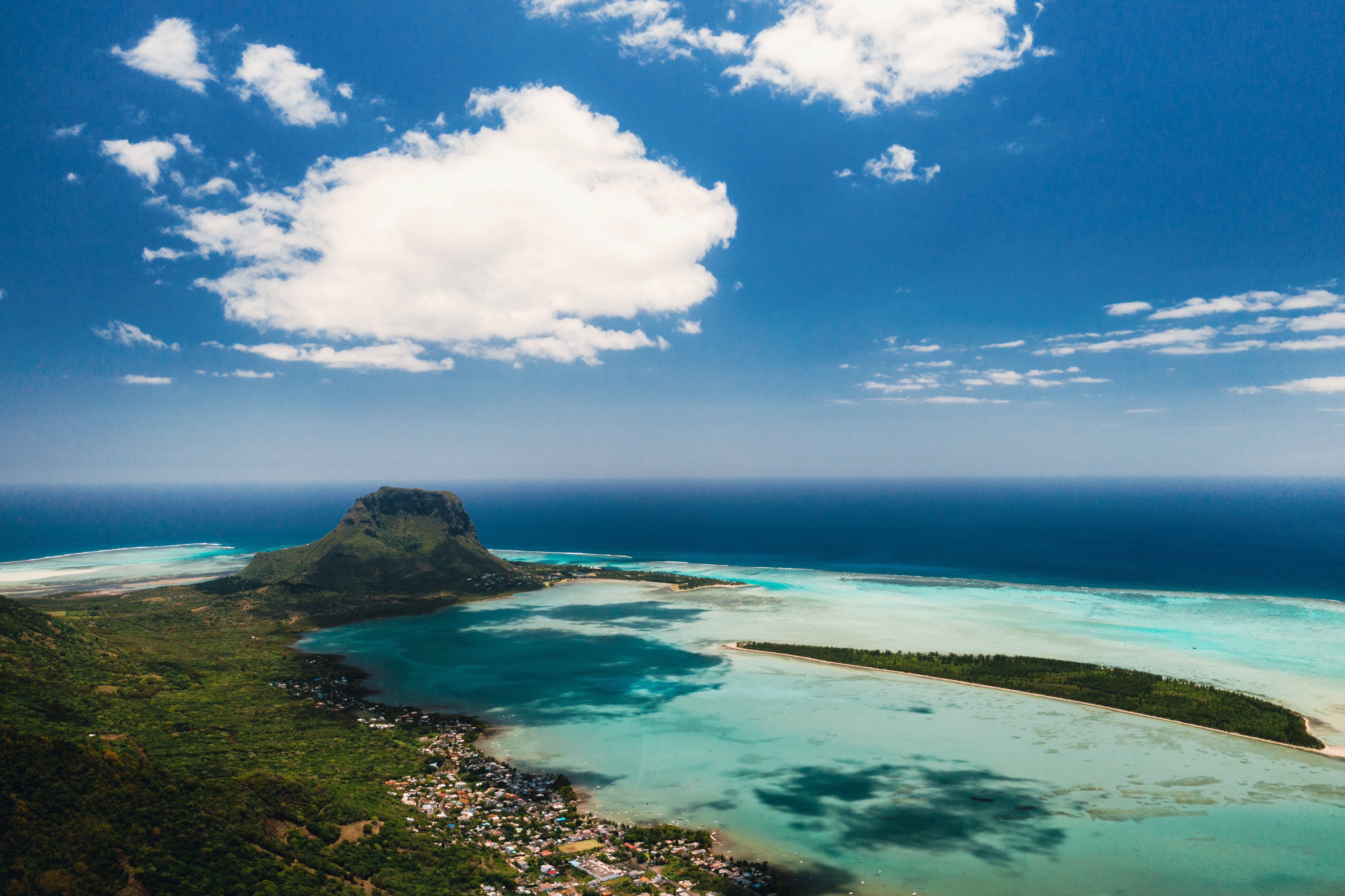 Resa till Mauritius - Panorama vy över ökusten och djungel på Mauritius som möter blått hav och himmel 