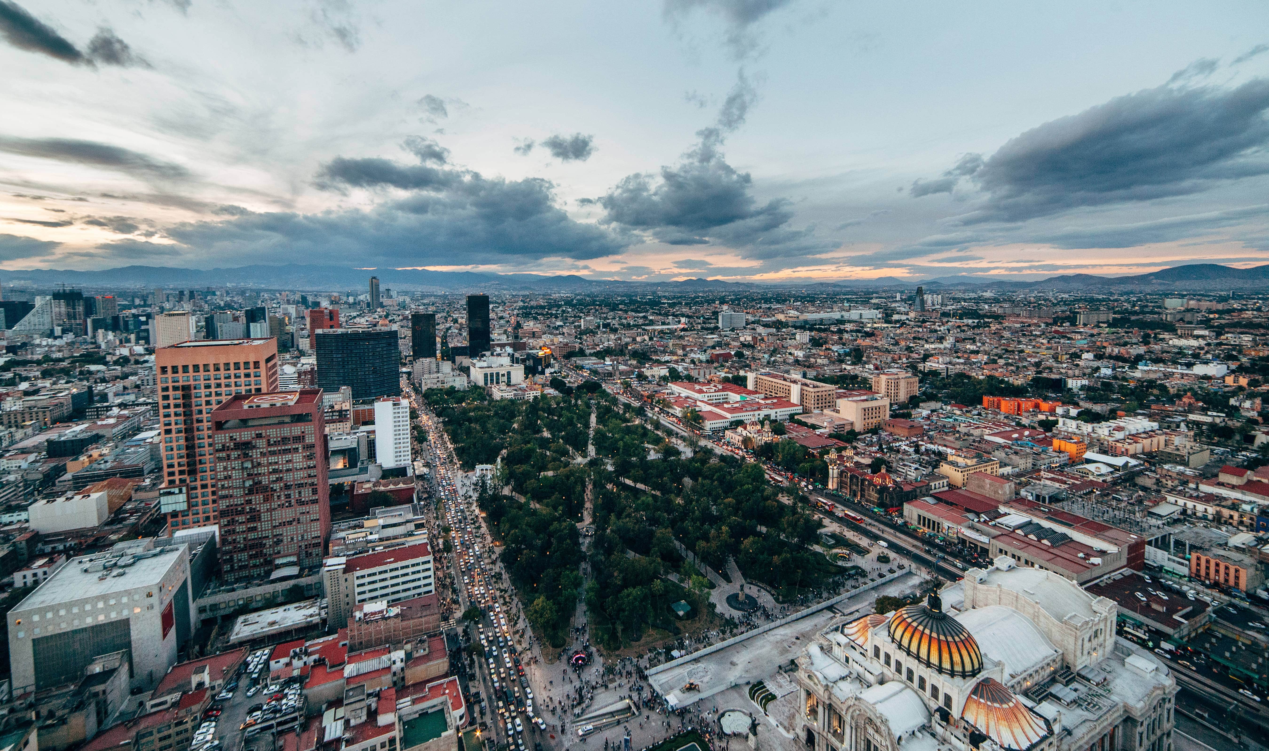 Resa till Mexico City - Utsikt över den gröna parken Alameda Central i centrum av Mexico City, omringad av byggnader