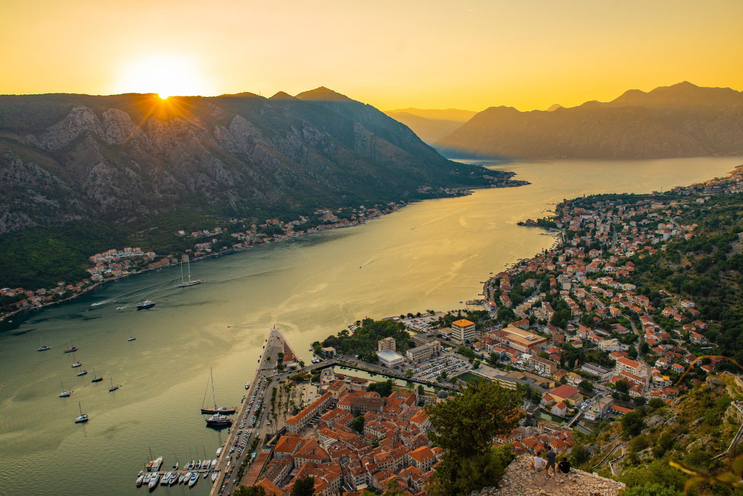 Solnedgång över kusten i Montenegro med vacker skog i bakgrunden