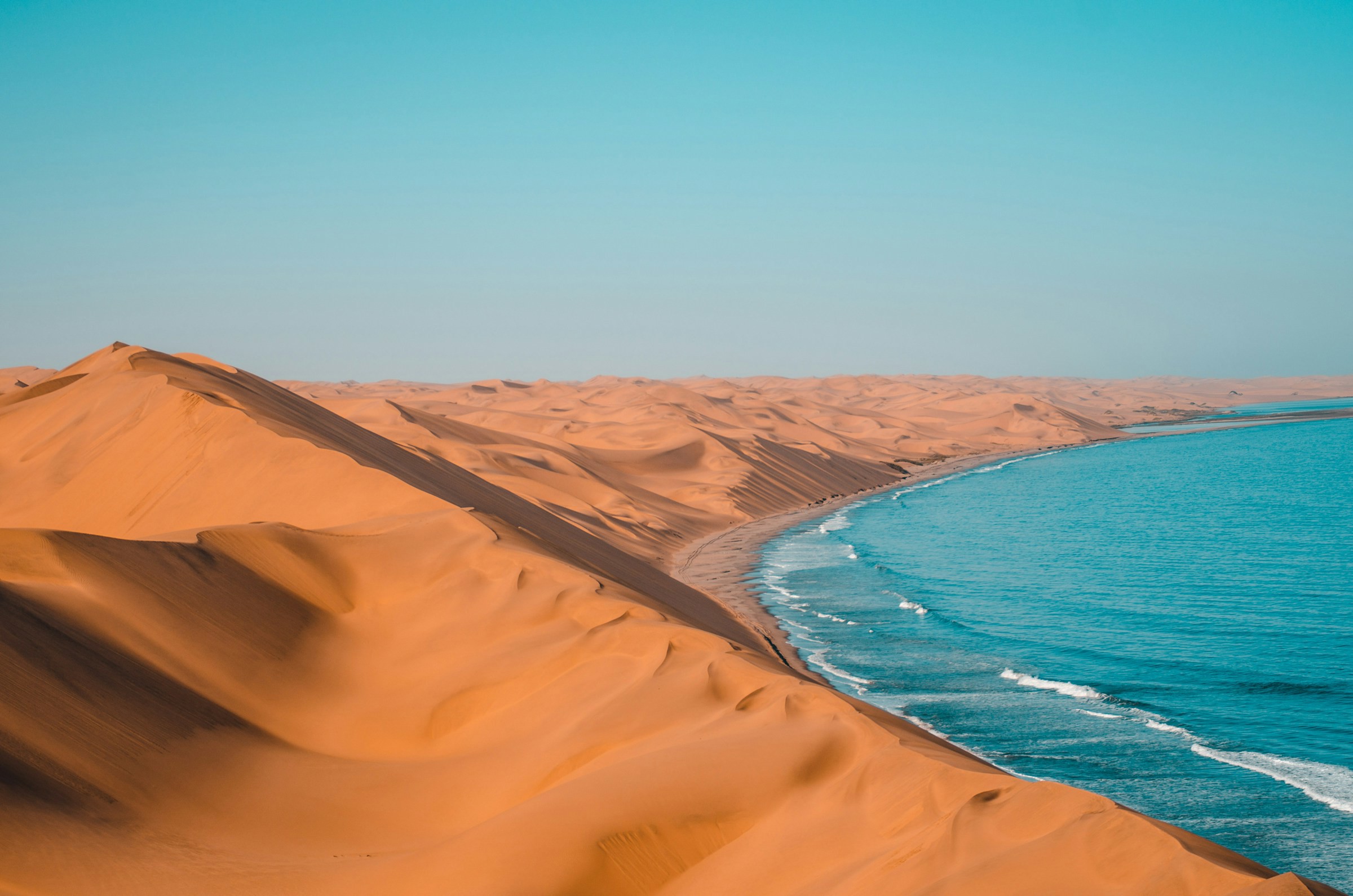 Kusten av Namibia där blått hav möter öknen och stora sandkullar